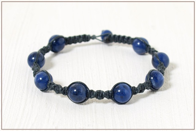 ソーダライト８ミリ玉ナチュラルマクラメブレスレット