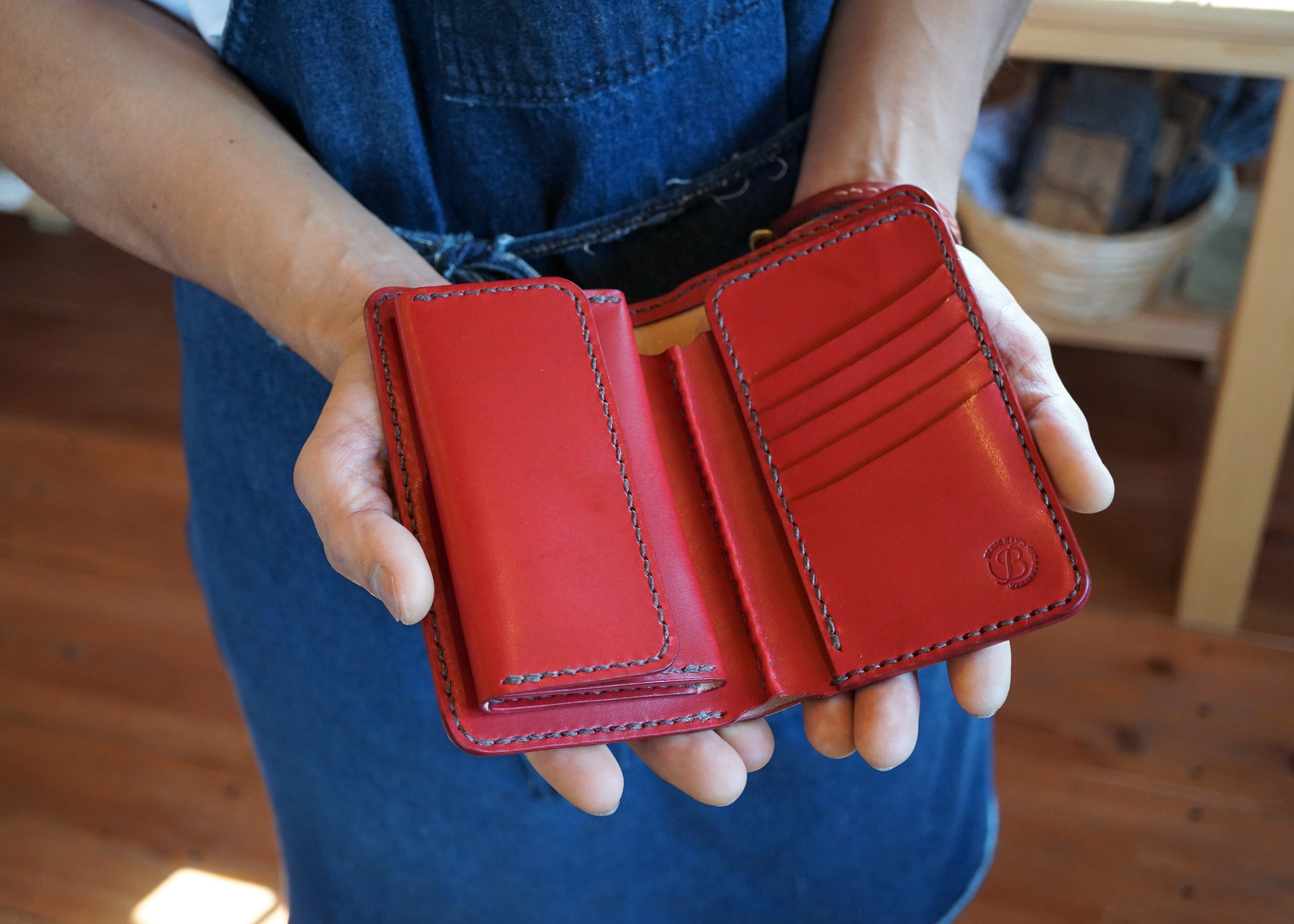 ★ミドルウォレットD　レッドステッチ ミドルウォレット（レッド） | 革細工とニュージーランド雑貨のお店