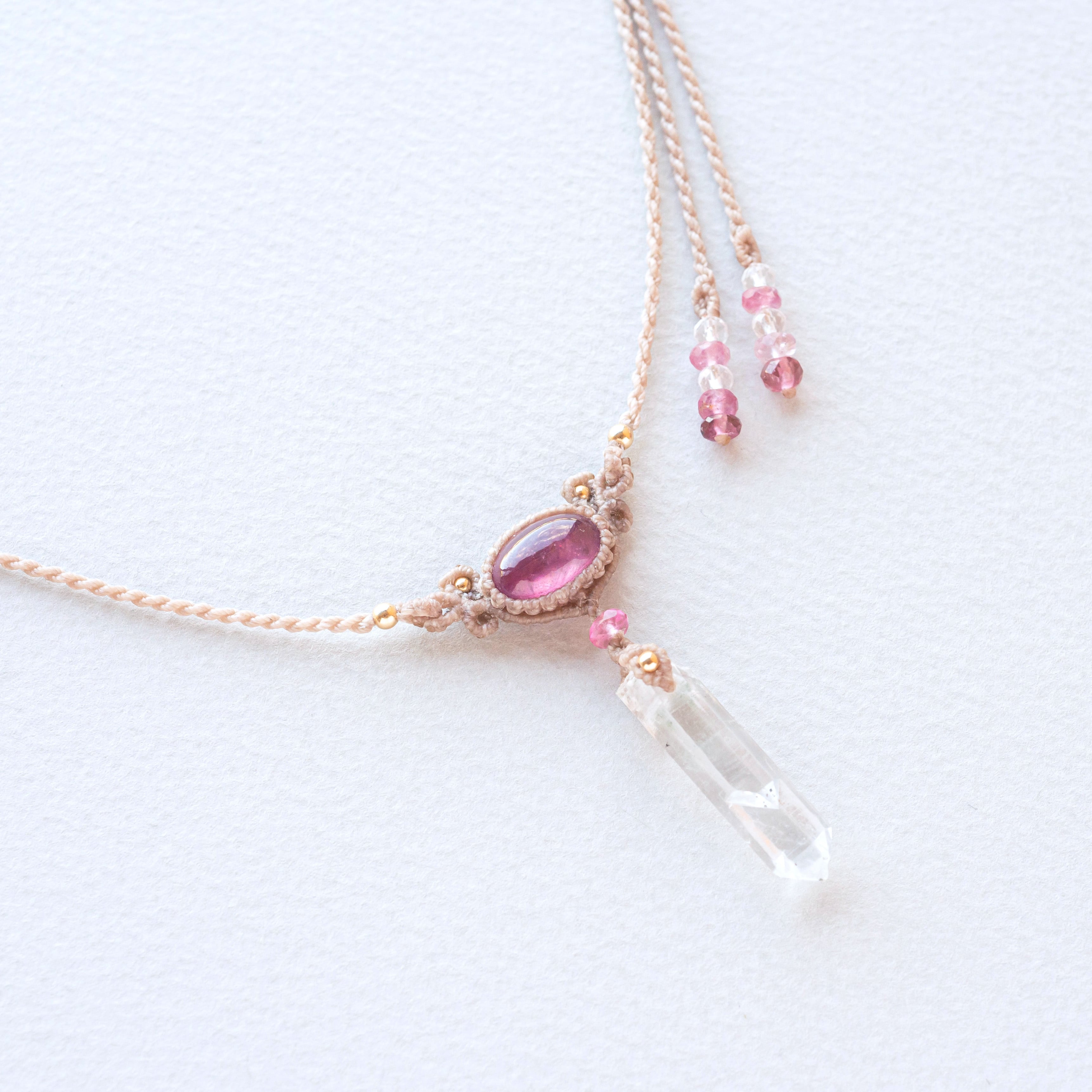 ヒマラヤ産クリスタル+ルビーのマクラメ編み 天然石ネックレス ヒマラヤ産クリスタル+ルビーのマクラメ編み 天然石ネックレス