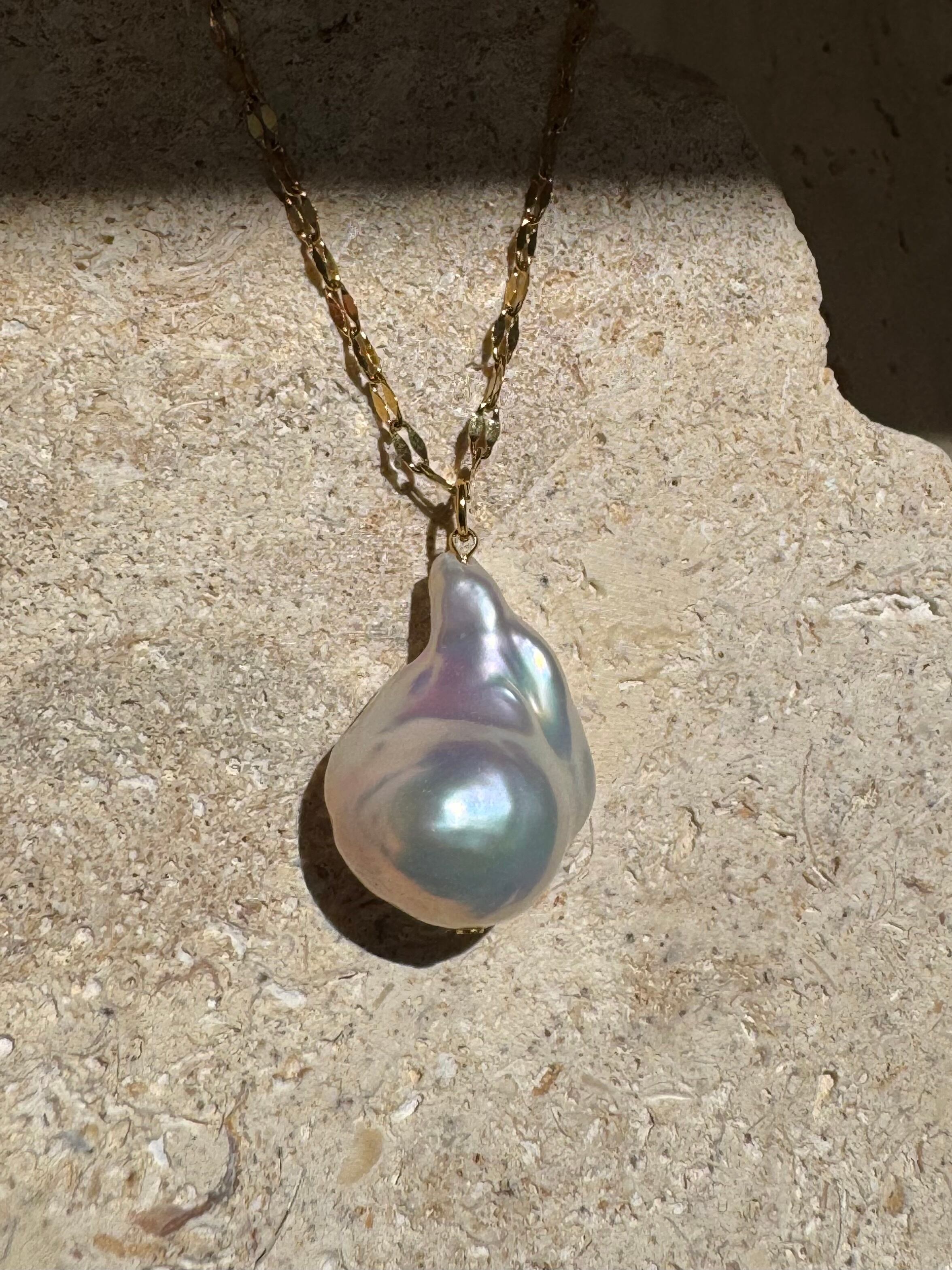 アイスブルー輝く神秘的なホワイトカラー〈淡水真珠オイスターバロック