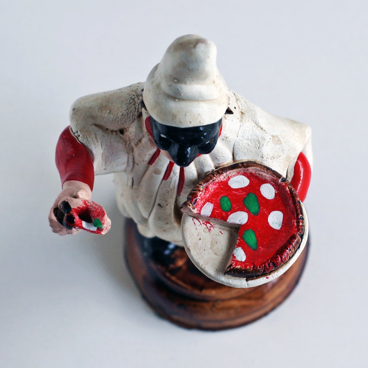 ナポリの幸運のお守り！ ー ピザをつまんだプルチネッラ(3) | ルカニア