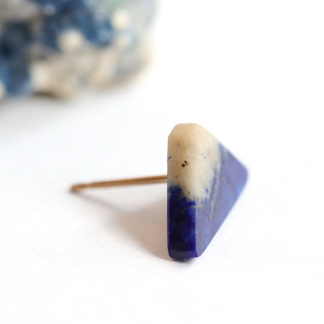 14kgf｜ラピスラズリの小さな富士山｜12月誕生石・一点もの 片耳スタッドピアス