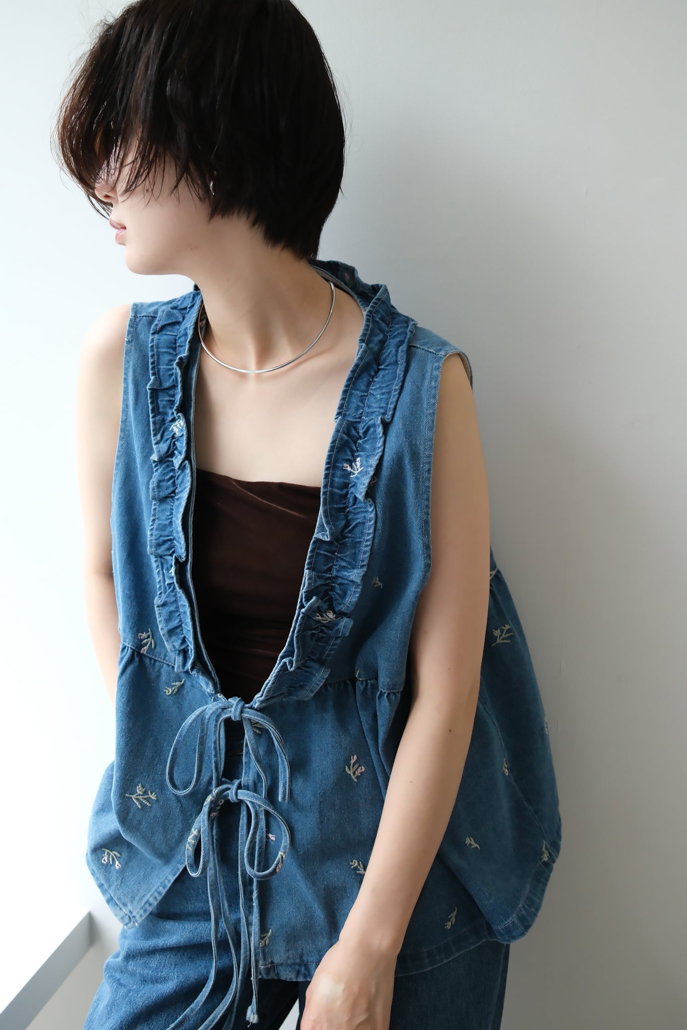 Ruffled Embroidery Denim Vest フリルエンブロイダリーデニムベスト