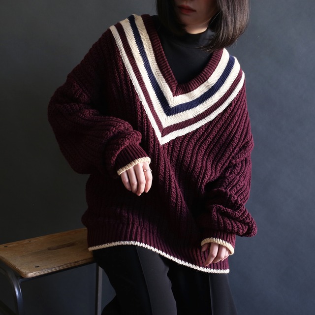 3-points line design loose silhouette v-neck knit sweater
