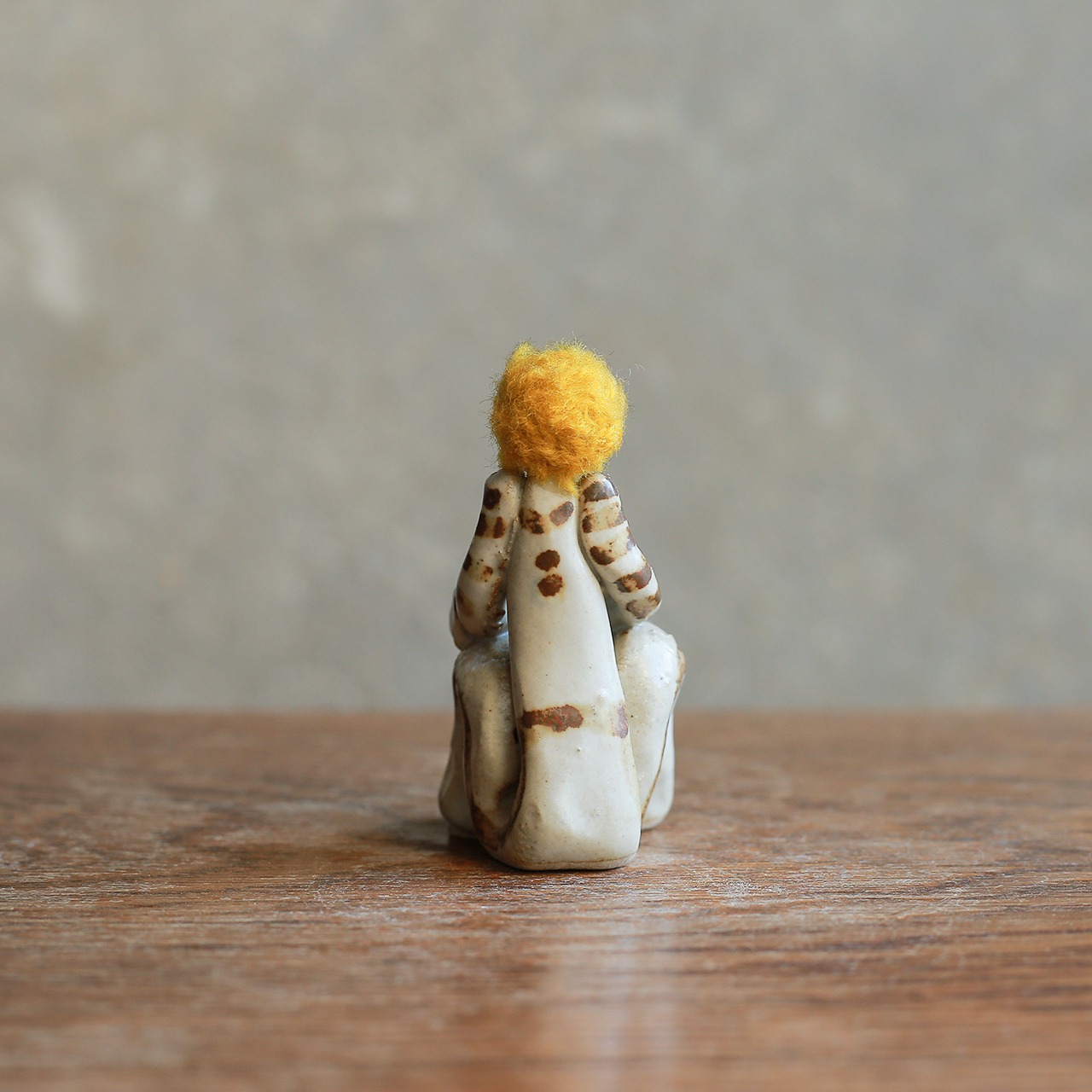 空を見て考え事をする、黄色い頭の少年