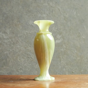 大理石出できた、美しく上品なフラワーベース