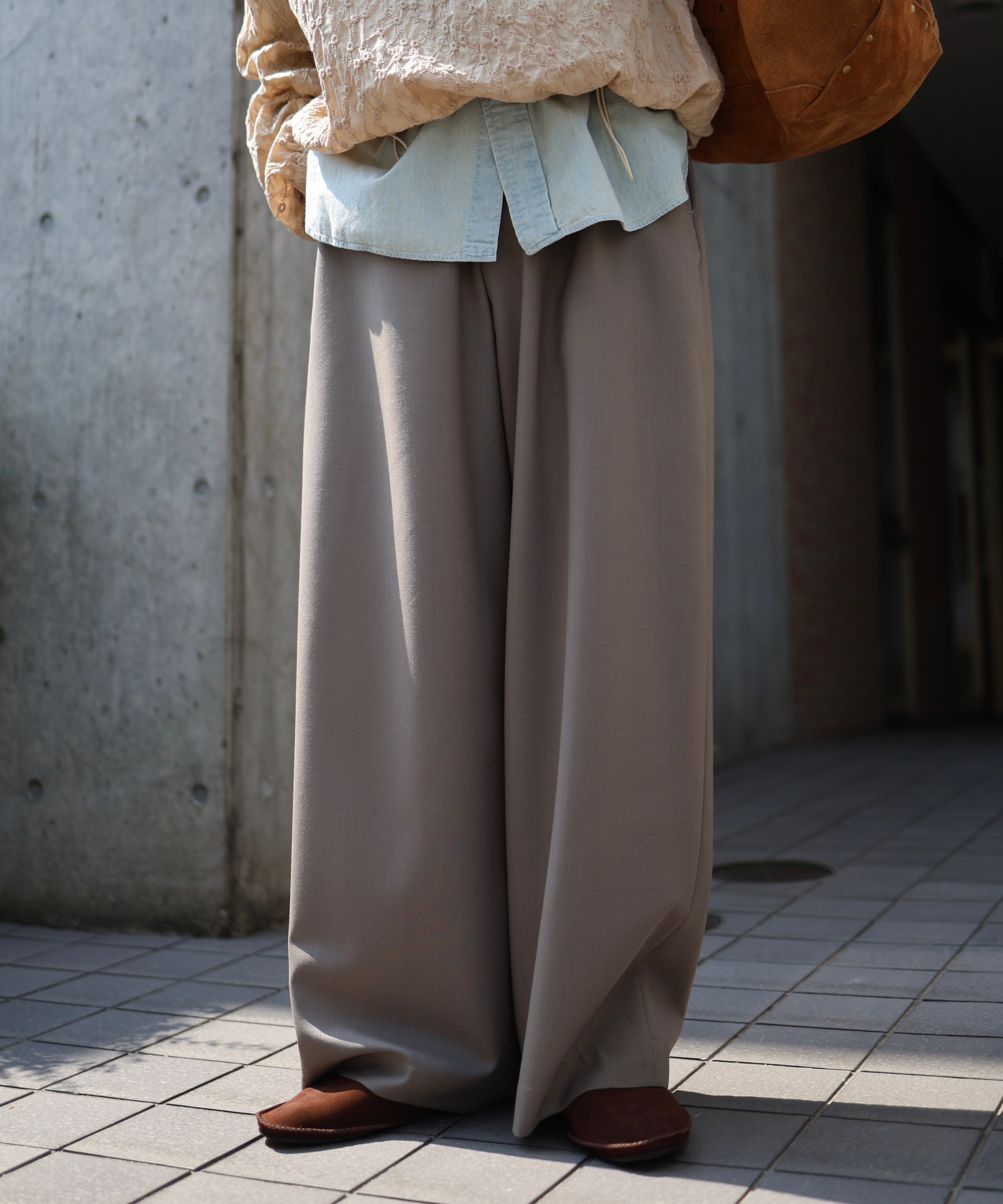 UNIVERSAL PRODUCTS. / 261-60514 SUMMER WOOL WIDE TROUSERS (GREIGE