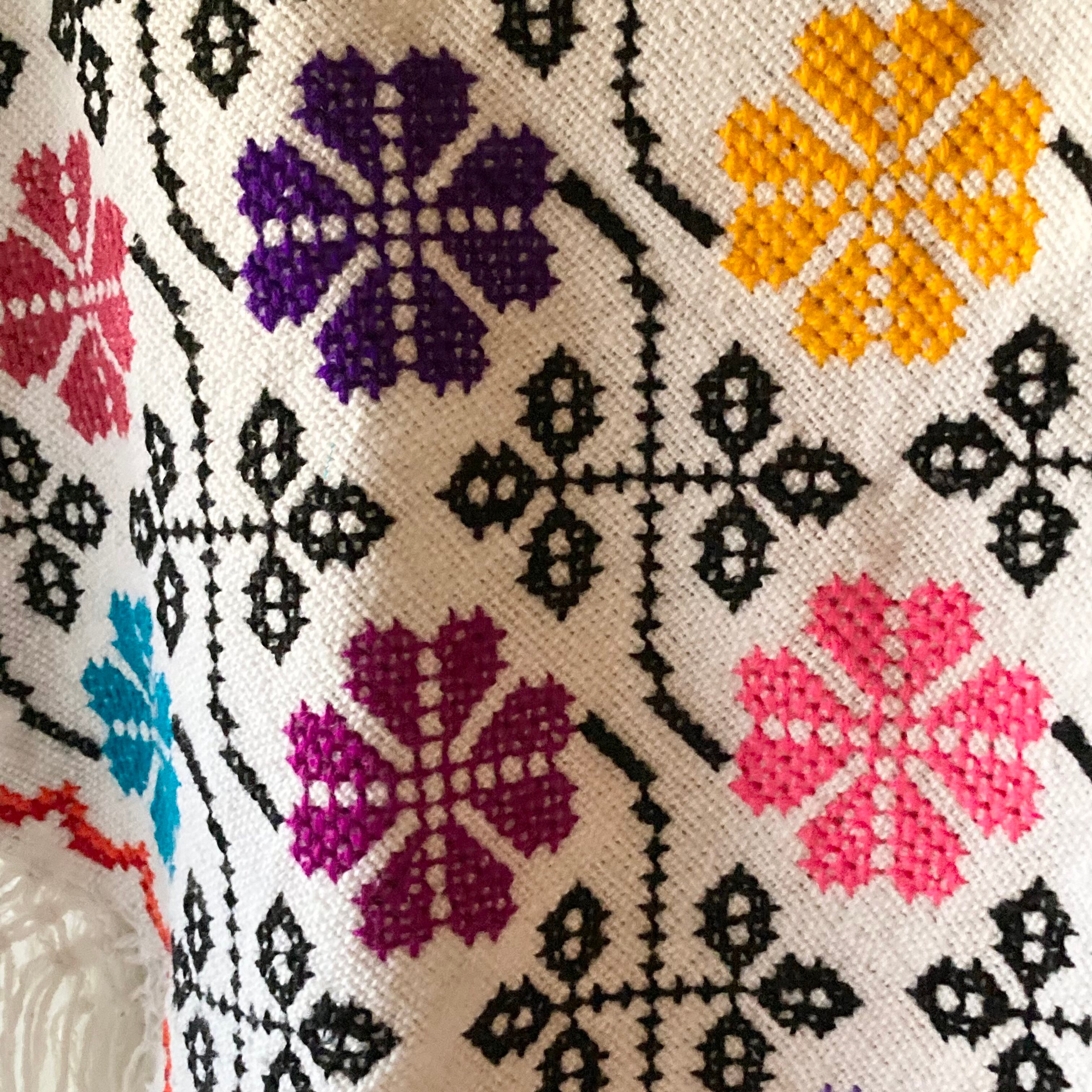 ウエヤパン クロスステッチ刺繍ポンチョ 【ホワイト × フラワー
