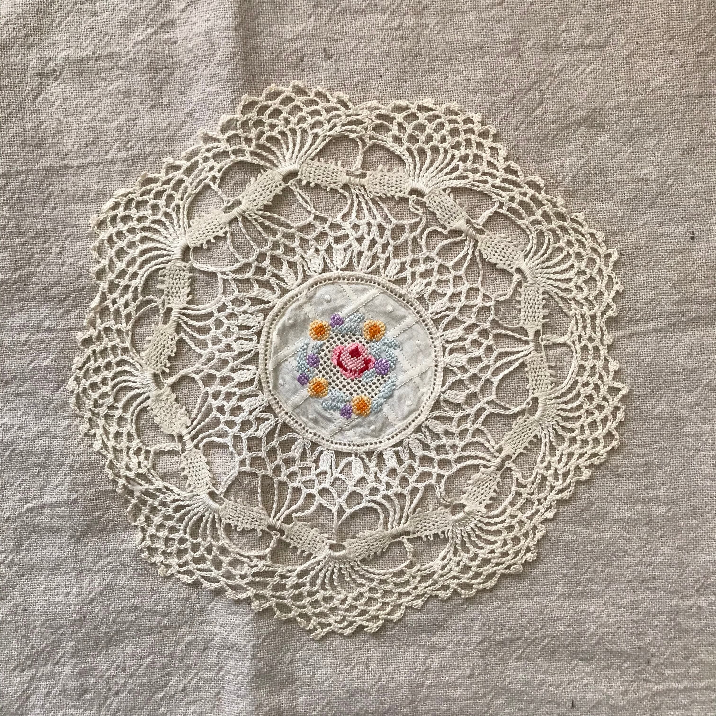 花刺繍のドイリー1