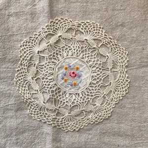花刺繍のドイリー1