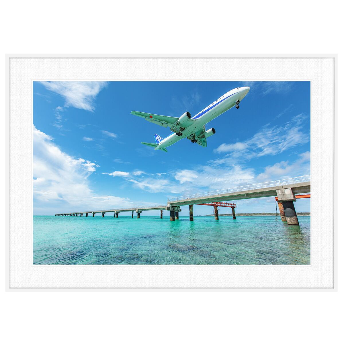 夏写真 沖縄 エメラルドグリーンの海と飛行機 インテリアアート