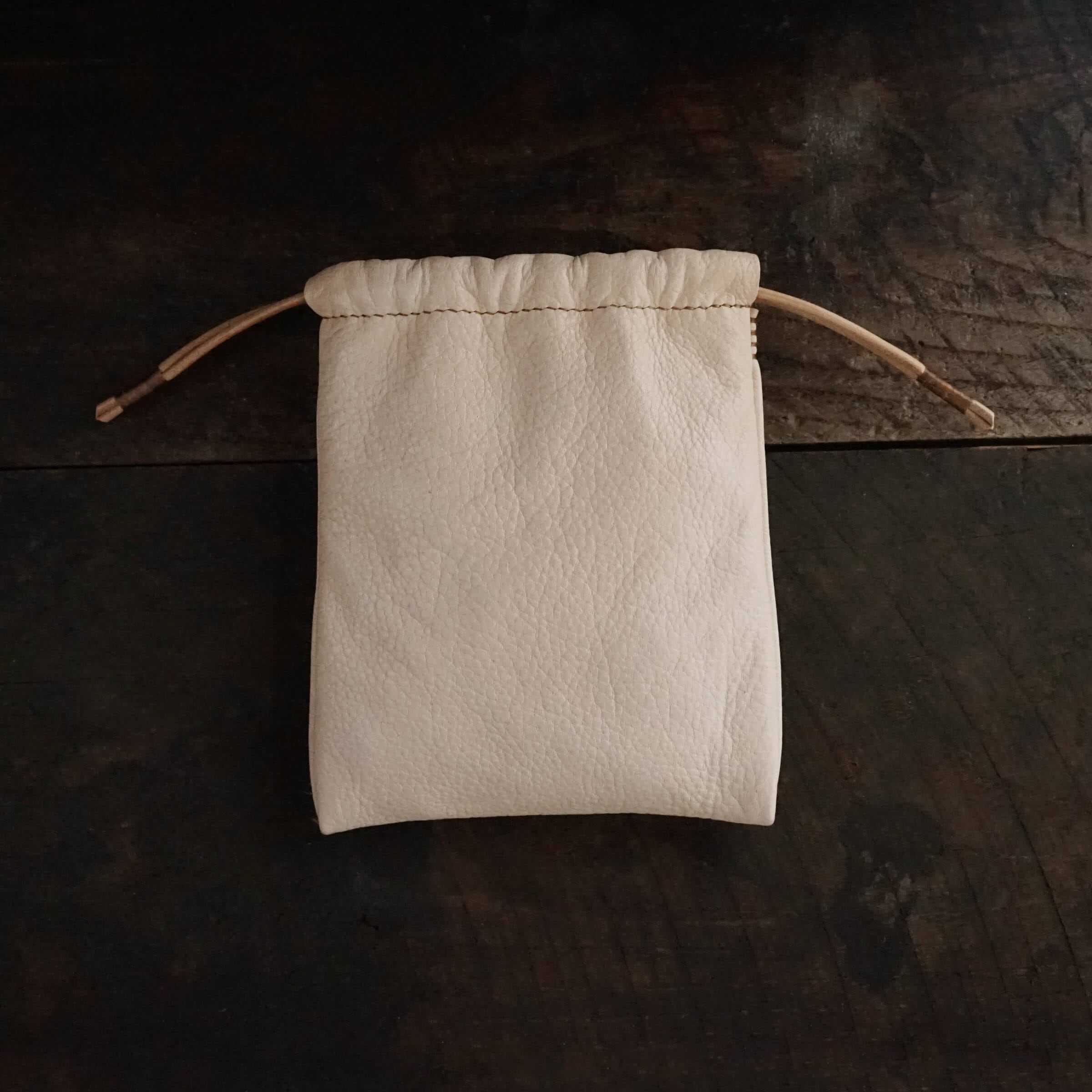 巾着袋 小 鹿ヌメ革 | lore + needles / ロー・アンド・ニードルズ