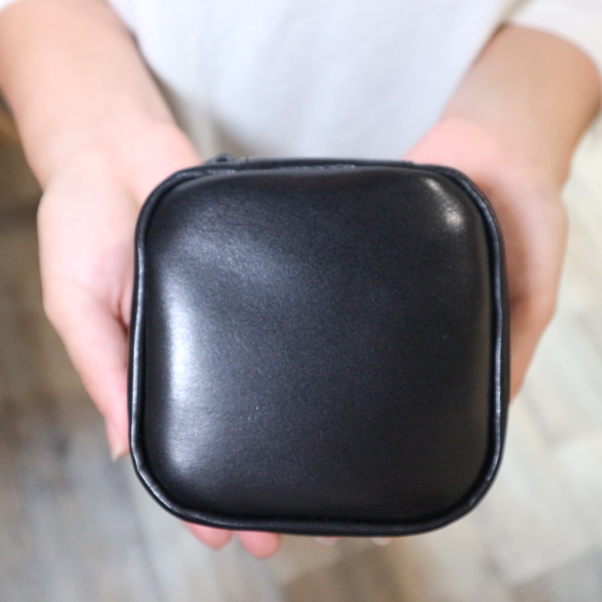 自立するポーチ「Leather Multi Pouch」Black | Varie pelli 公式