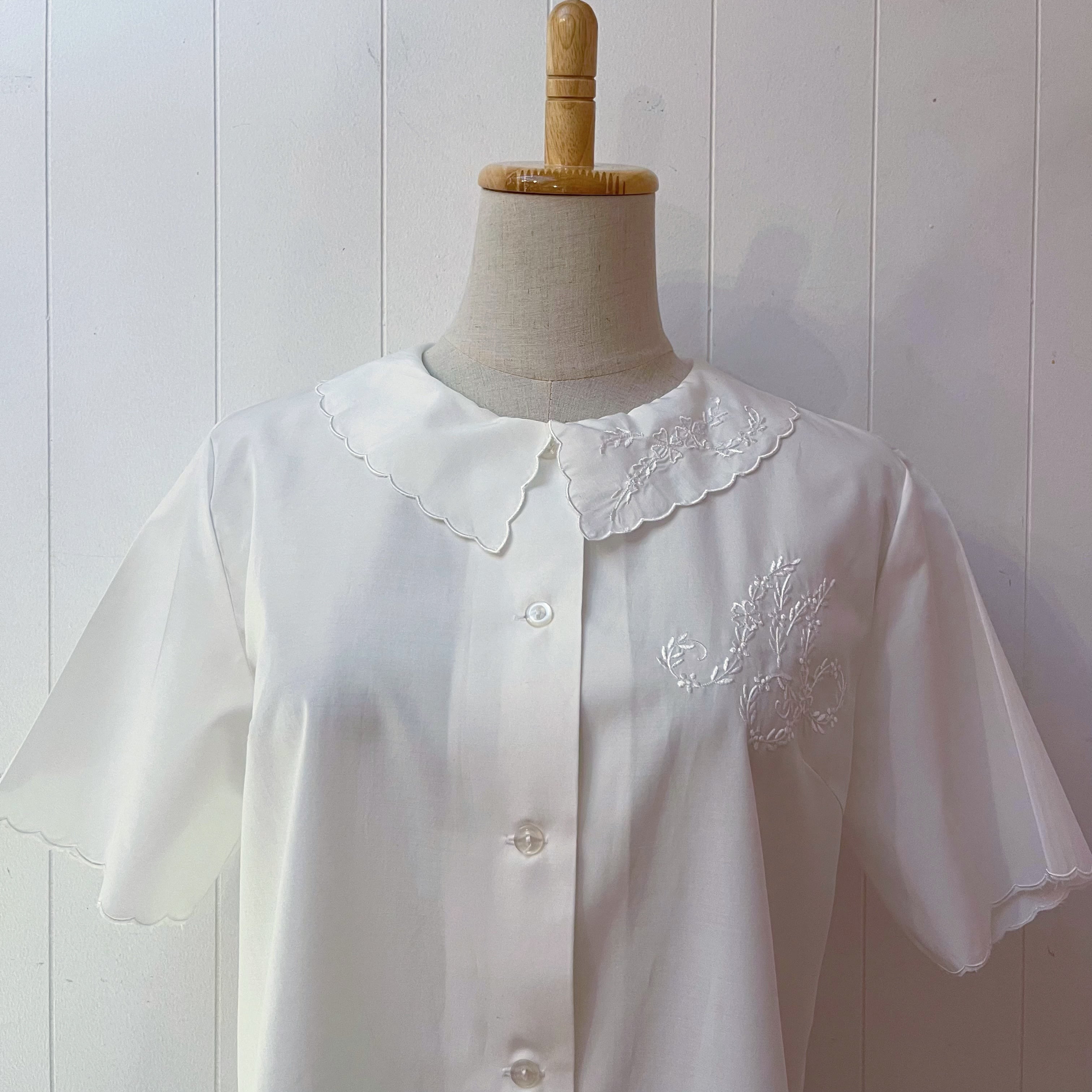 flower embroidery scallop white blouse