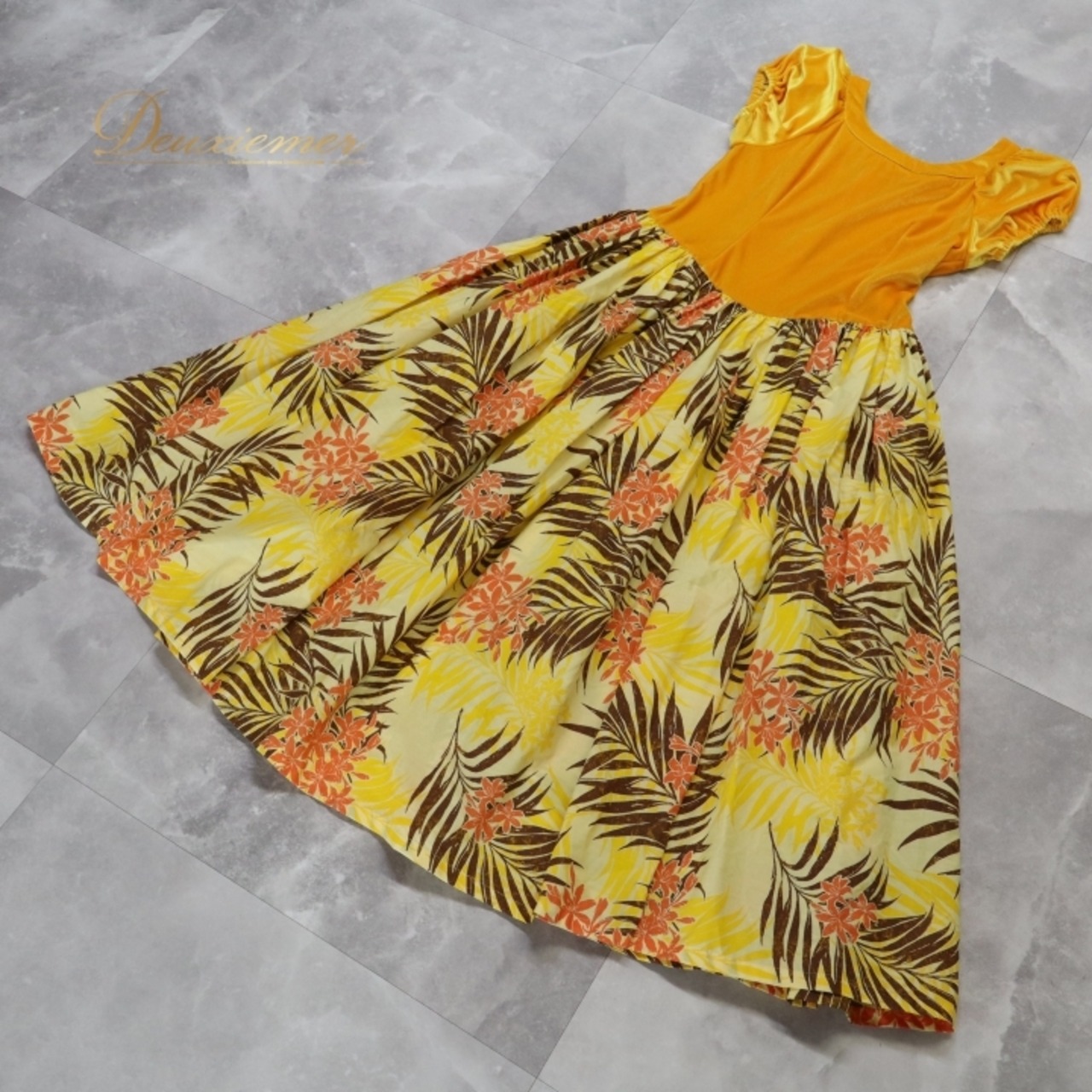 フラダンス 衣装 ワンピース ドレス イエロー系 ハワイアンプリント アロハ 花柄 植物柄 ベロア ボタニカル フラ ダンス レッスン 練習 半袖 華やか 鮮やか かわいい おしゃれ 上品 高級感 光沢感 フレア ブラウン系 オレンジ系 黄 茶 橙 フラダンス衣装 高級 ハワイアン おしゃれなデザイン 軽やか 華やかさ