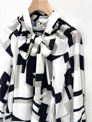 ジオメトリックブラウス