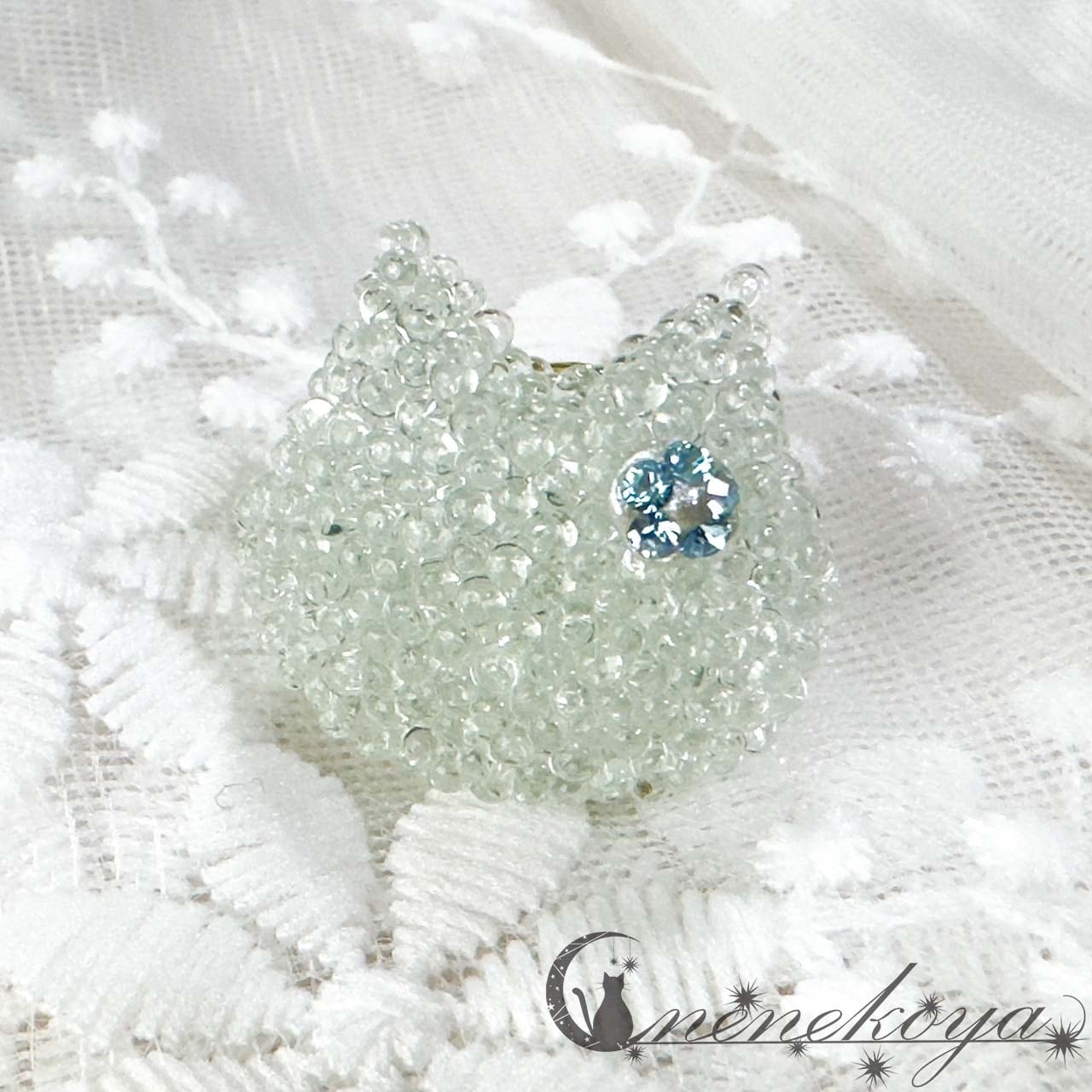 AROMACRYSTAL 猫顔ブローチピンバッジG light blue(限定1)