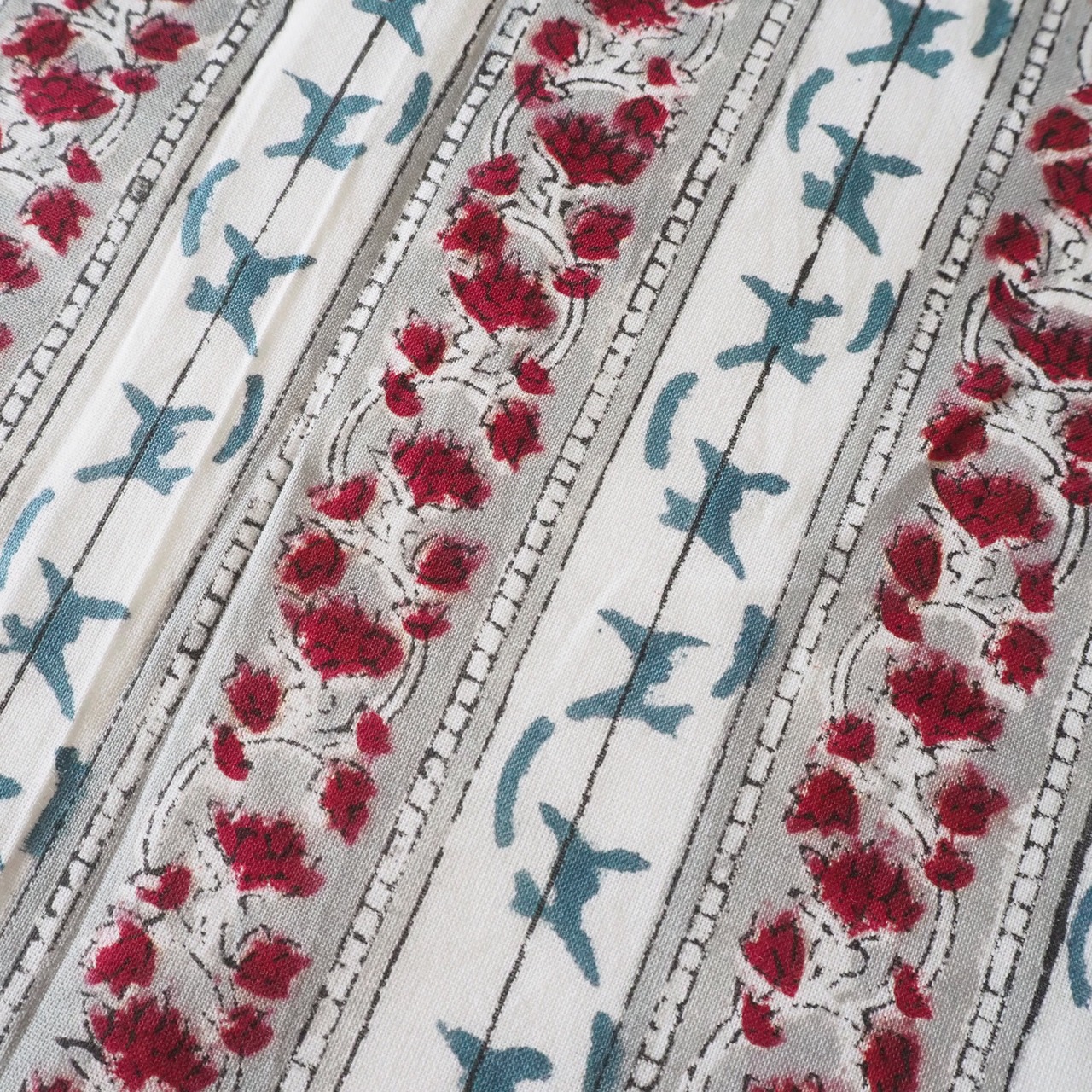 ブロックプリント生地【50cm単位】インド綿  ストライプ柄 白×赤×くすみブルー×グレー #13917-RD2