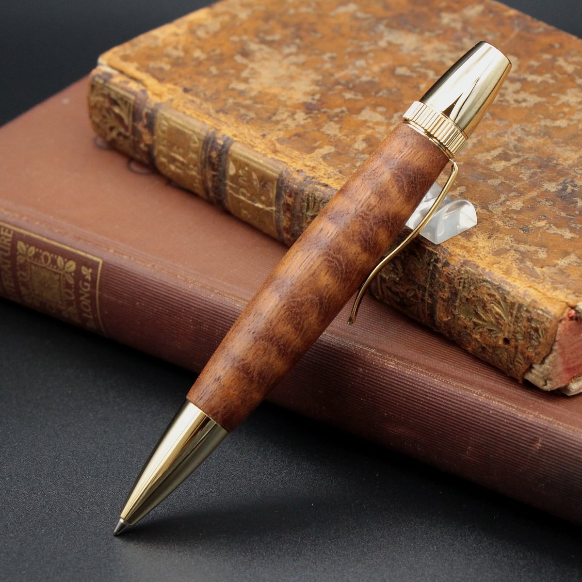 【渡月橋】ボールペン・24090801 アフリカの大木 サペリマホガニー 虎杢 ゴールド金具・Chouette