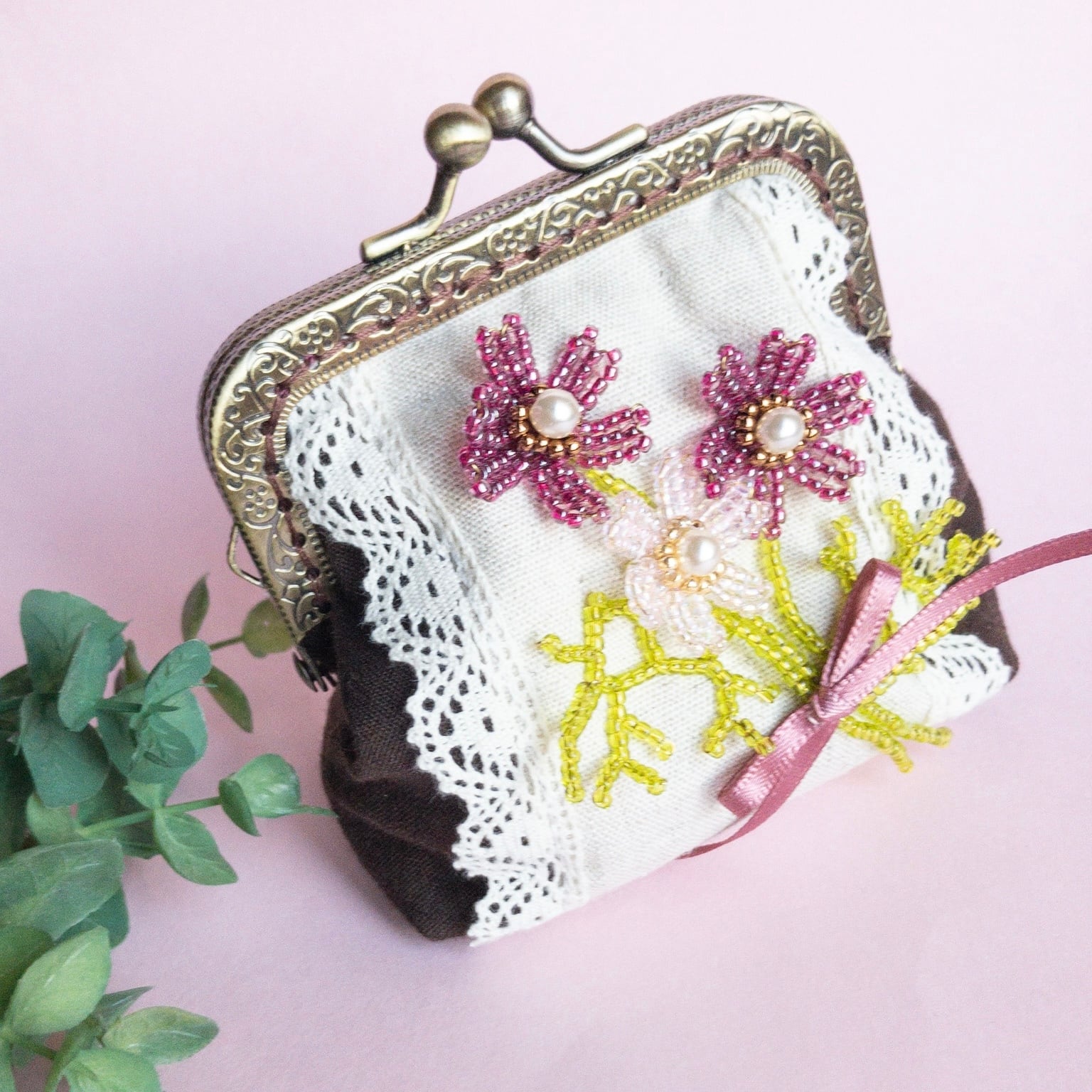 コスモスのビーズ刺繍がま口ポーチ | うさのひみつきち