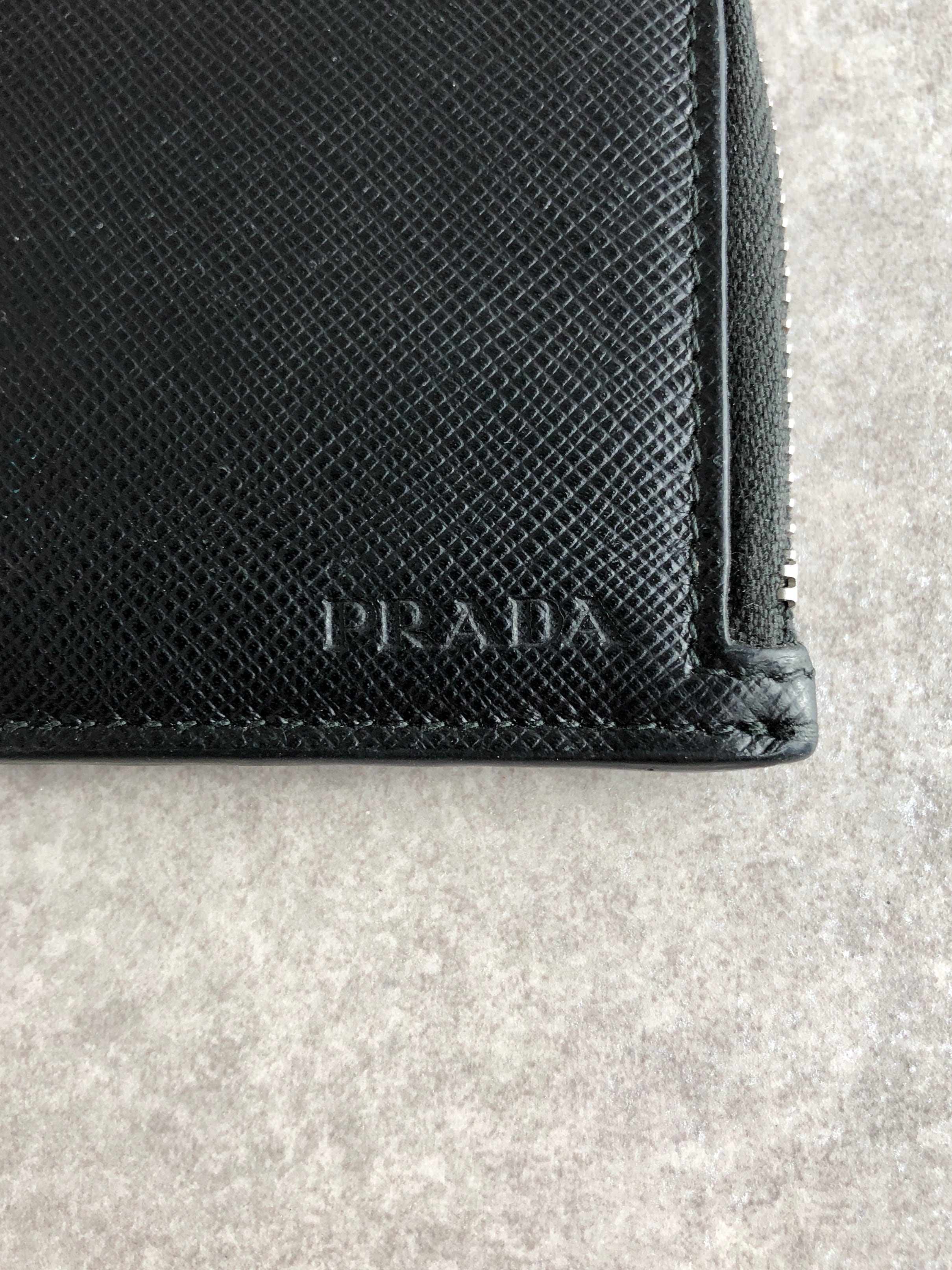 【美品】 プラダ ロゴ 型押し コンパクト 小銭入れ レザー ブラック PRADA プラダ コインケース ブラック ロゴ レザー ミニ財布 vintage