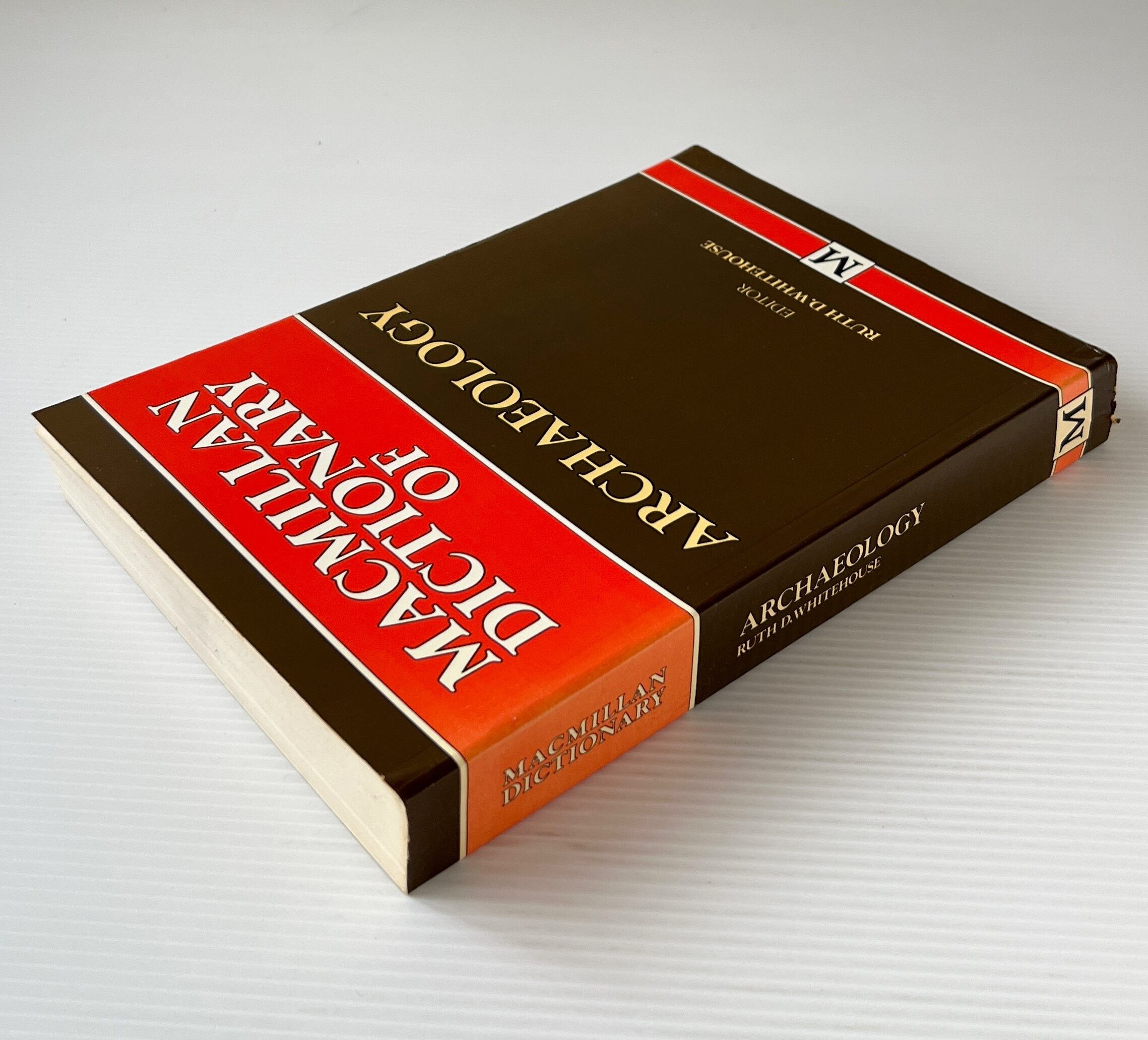 Macmillan Dictionary of Archaeology / Ruth D. Whitehouse / Macmillan