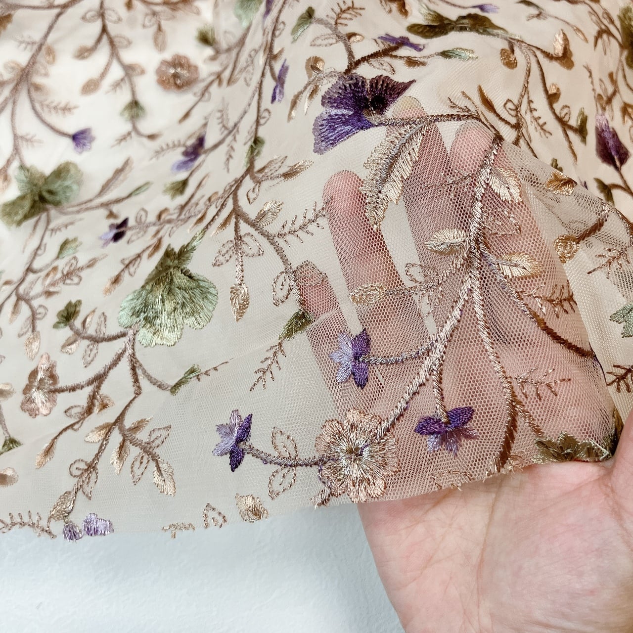 ミスティブロッサム刺繍チュール [ラベンダーグリーン]インド刺繍生地