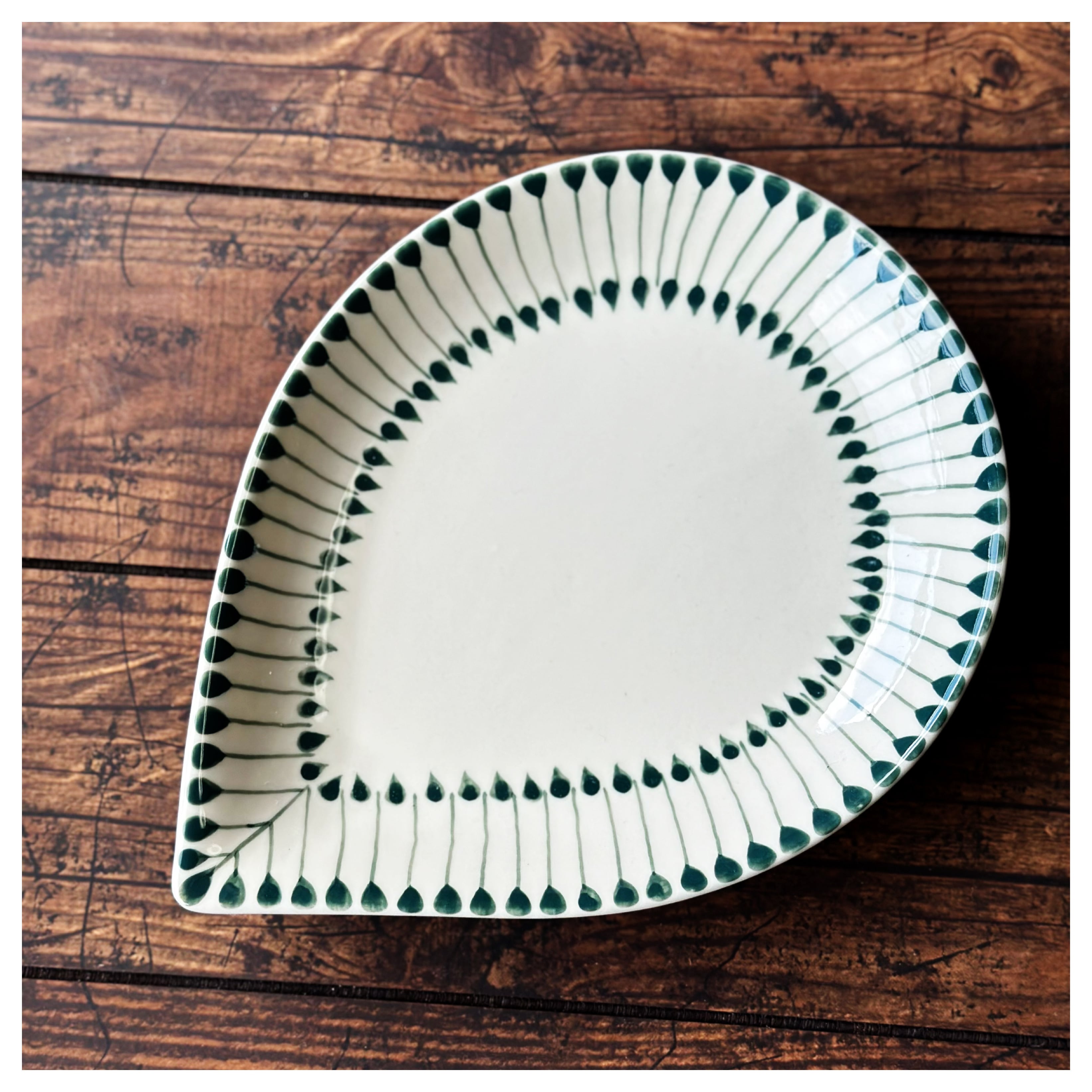 ベトナム バッチャン焼き 新品 雫型のプレート皿ほか ベトナムのバッチャン焼き 雫柄 雫型プレート 耐熱 | Kc-Labo's shop