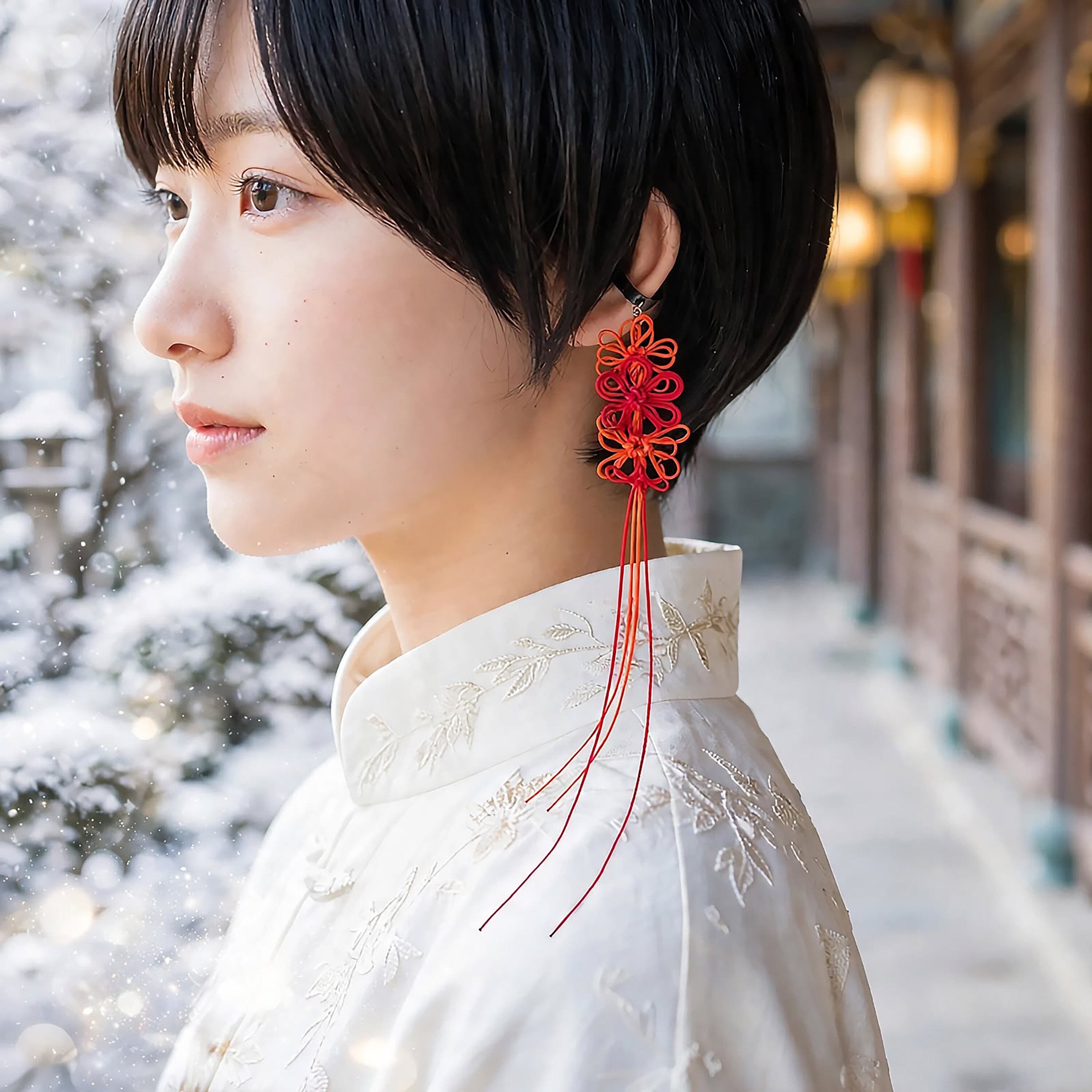 飾り結びかたっぽイヤーカフ「謡、はなばな、コトホギ」(赤×橙)【軽量・和風紋様】浴衣・着物・日常使いにも。