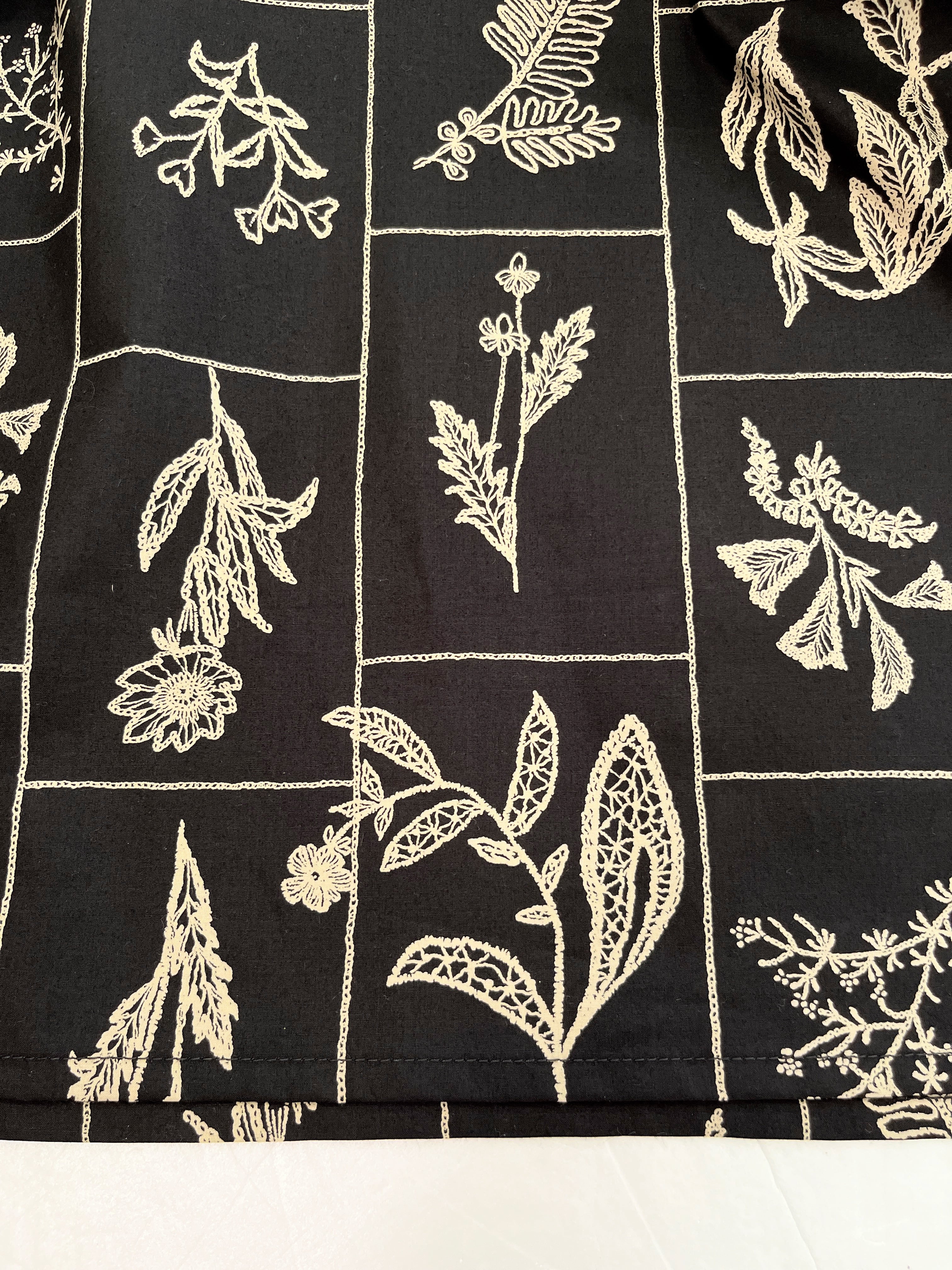 大人の花柄ブラックワンピース＊刺繍調の植物標本＊長袖＊ゆったり