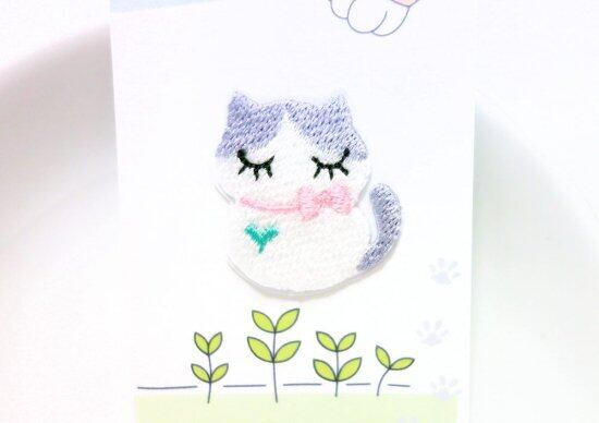 シールにもなる猫の刺繍ワッペン◆ねこだるま　ハチワレグレー