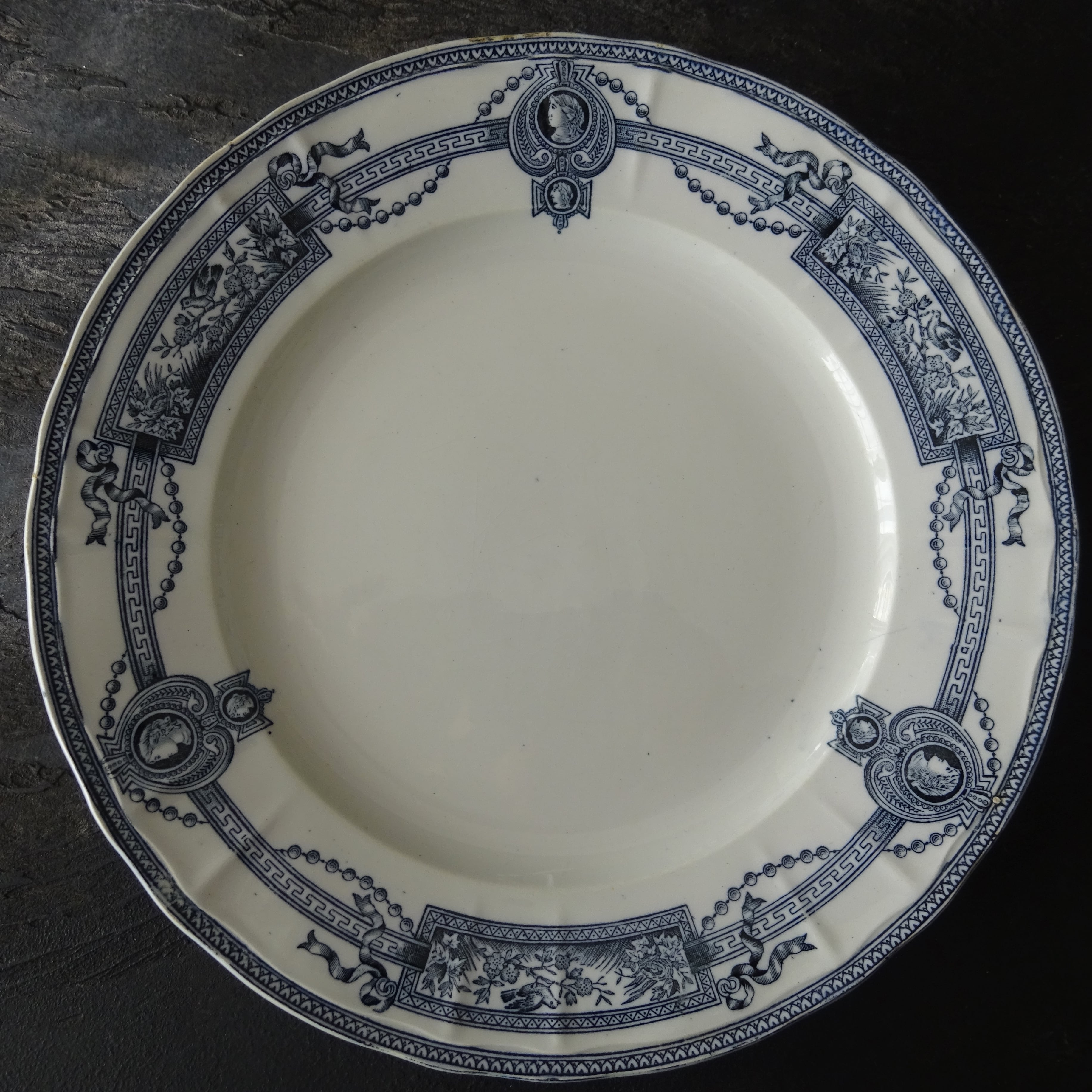 ST AMAND ET HAMAGE NORD  modèle《MÉDAILLON》Assiette plate (A)