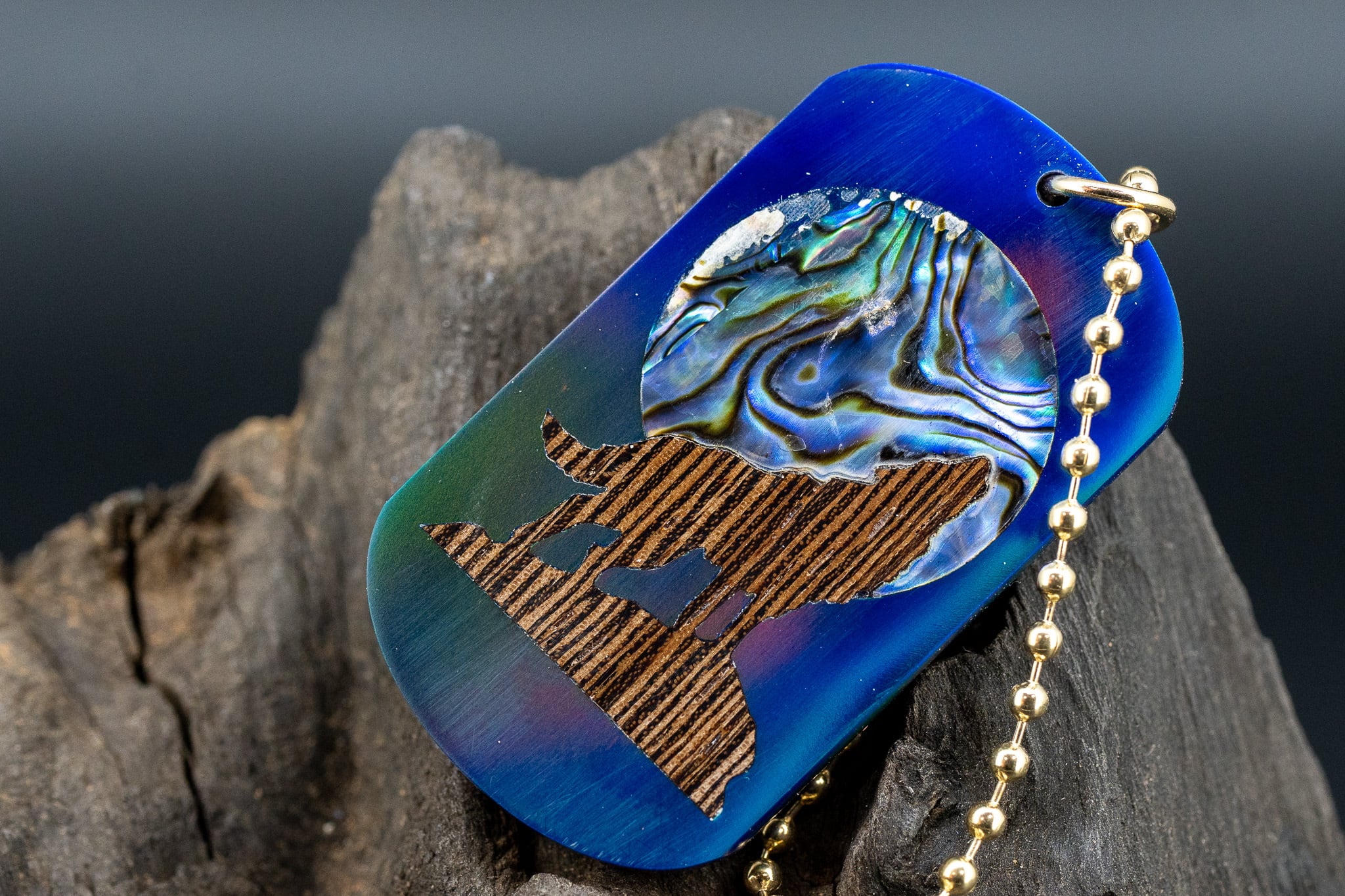 ※【科学技術と芸術の宝石】 ハイブリッドオパール ドッグタグ 象嵌 月と狼