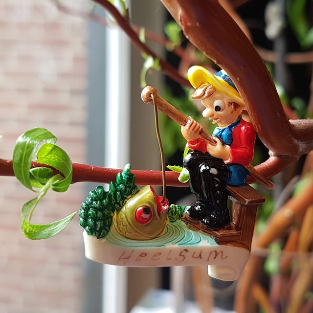 ヒゥースムの川釣りのブローチ (z-84)