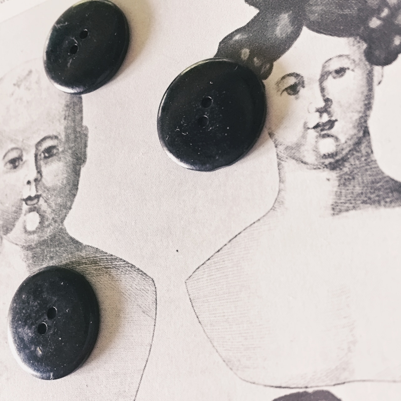 フランス 1900s 幾何学の黒花とgalalithe製ボタンセットd アンティーク