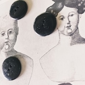 フランス 1900s 幾何学の黒花とgalalithe製ボタンセットd アンティーク
