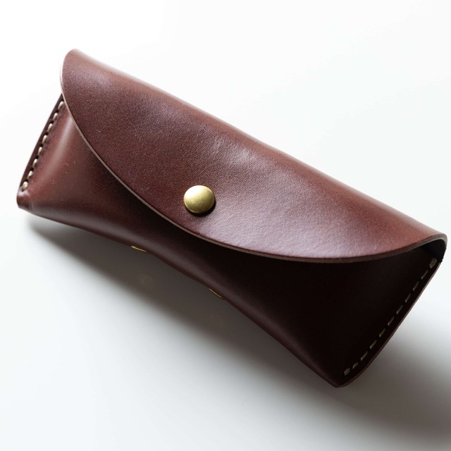 贅沢な質感を味わう「本革メガネケース」