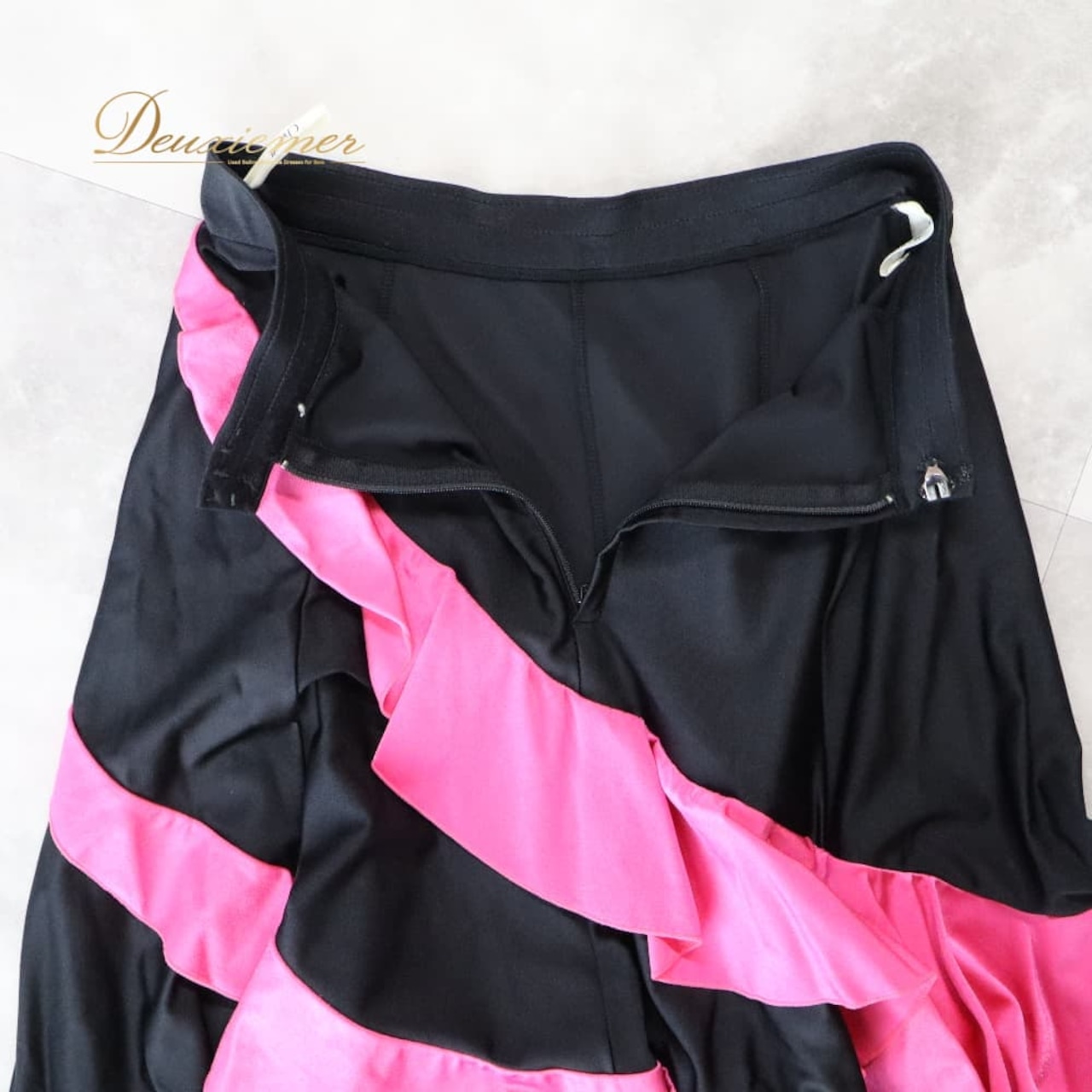 社交ダンス 衣装 スカート ブラック系 チャコットロイヤルダンス Chacott ROYAL DANCE 黒 ピンク フリル ラテン ダンス衣装 レディース レッスンウェア ピンク系 華やか 鮮やか かわいい おしゃれ レッスン 練習着 レディースダンススカート フレアスカート 社交ダンス衣装 練習用 ダンス フリルデザイン チャコット 黒系ピンク系 二色 配色衣装 ファスナー 背面ファスナー ダンススカート ナイロン ポリウレタン素材 ストレッチ素材