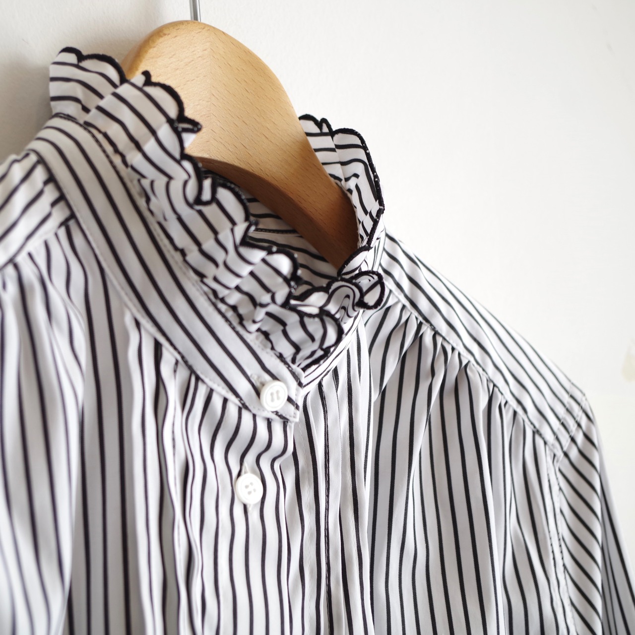 SINME  スカラエンブロイダリーシャツ   ピンストライプ（広）