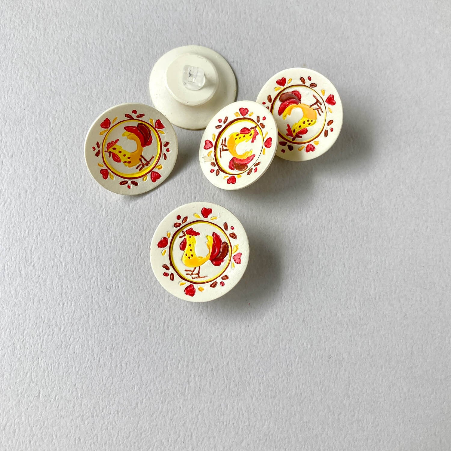 ニワトリ模様のお皿モチーフ UKボタン（24mm） | Dua-アクセサリー
