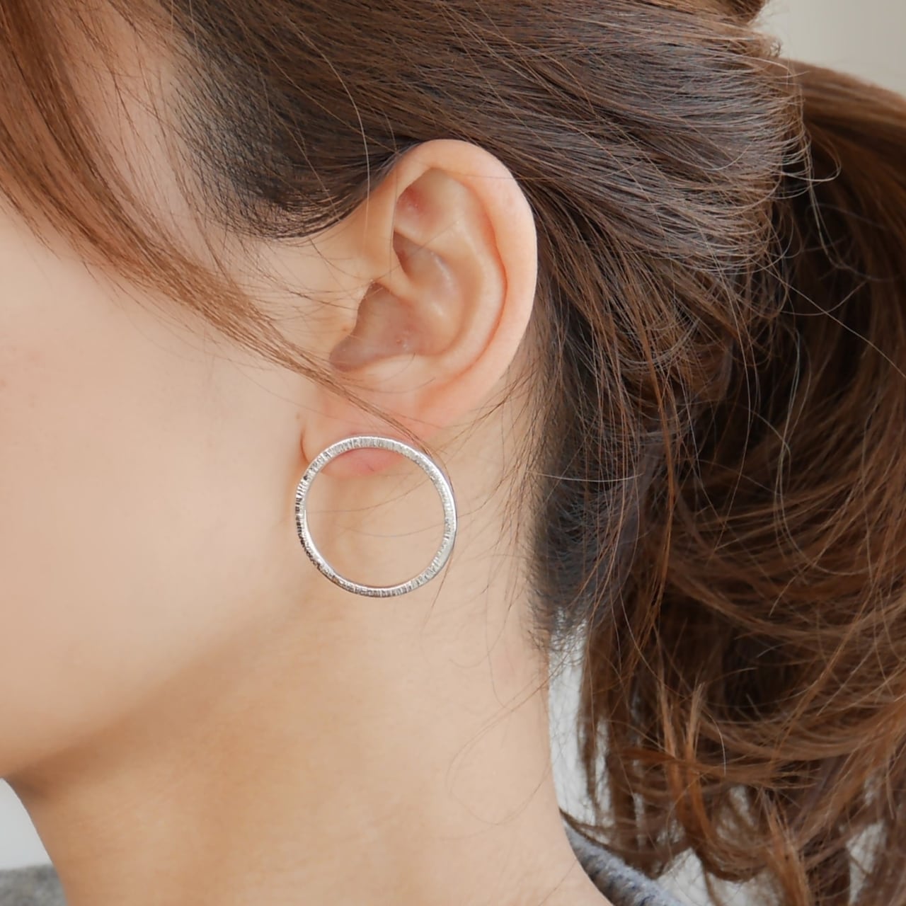 Lumière ring pierce / silver925 縦線の彫り模様リングピアス | MIONNI