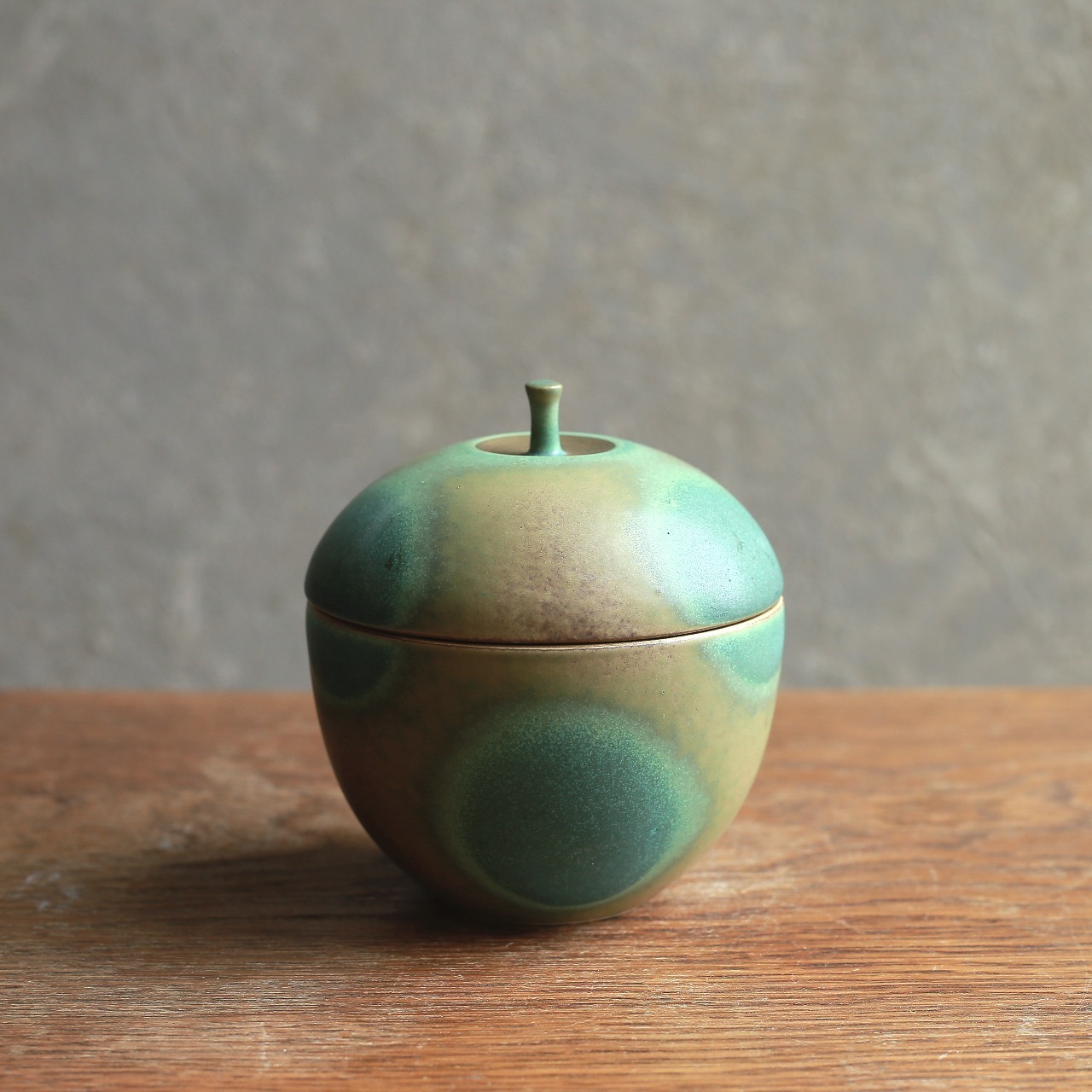 鮮やかなグリーンが目を引く、リンゴの小物入れ｜りんご型 陶器製 小物入れ 蓋物