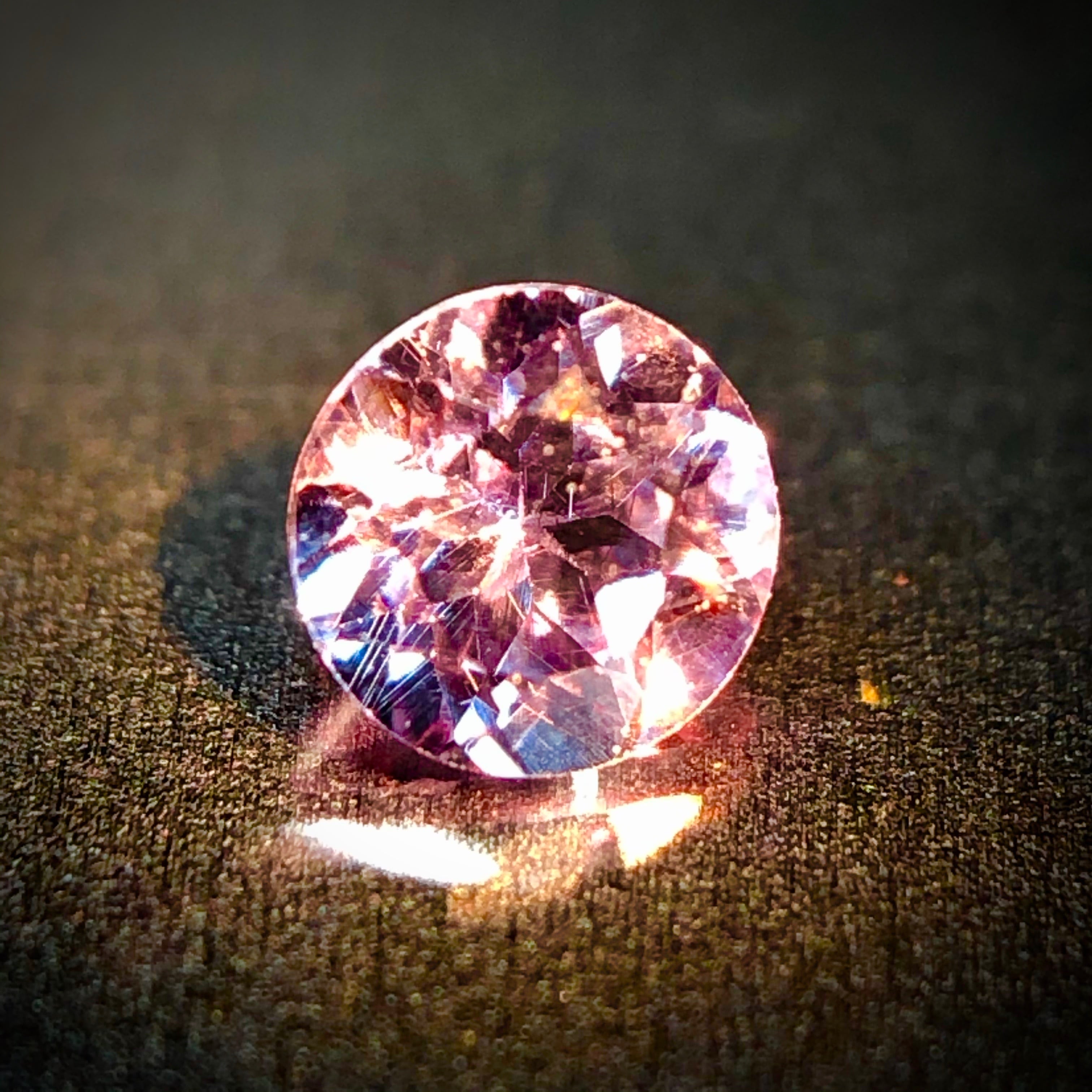 蠱惑のベキリーブルー 0.16ct 天然 カラーチェンジガーネット（ベキ