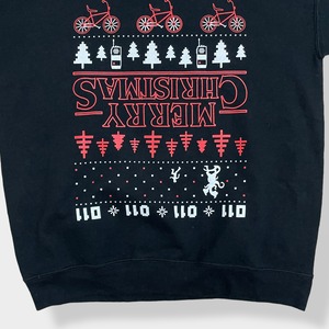 【GILDAN】ストレンジャージングス Stranger Things ロゴ MERRY CHRISTMAS プリント スウェット トレーナー プルオーバー ブラック クリスマス Netflix ネトフリ ドラマ M US古着