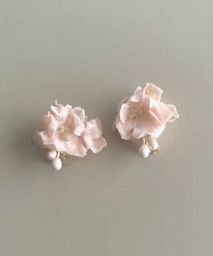 フラワーイヤリング　　　　B/ベージュ