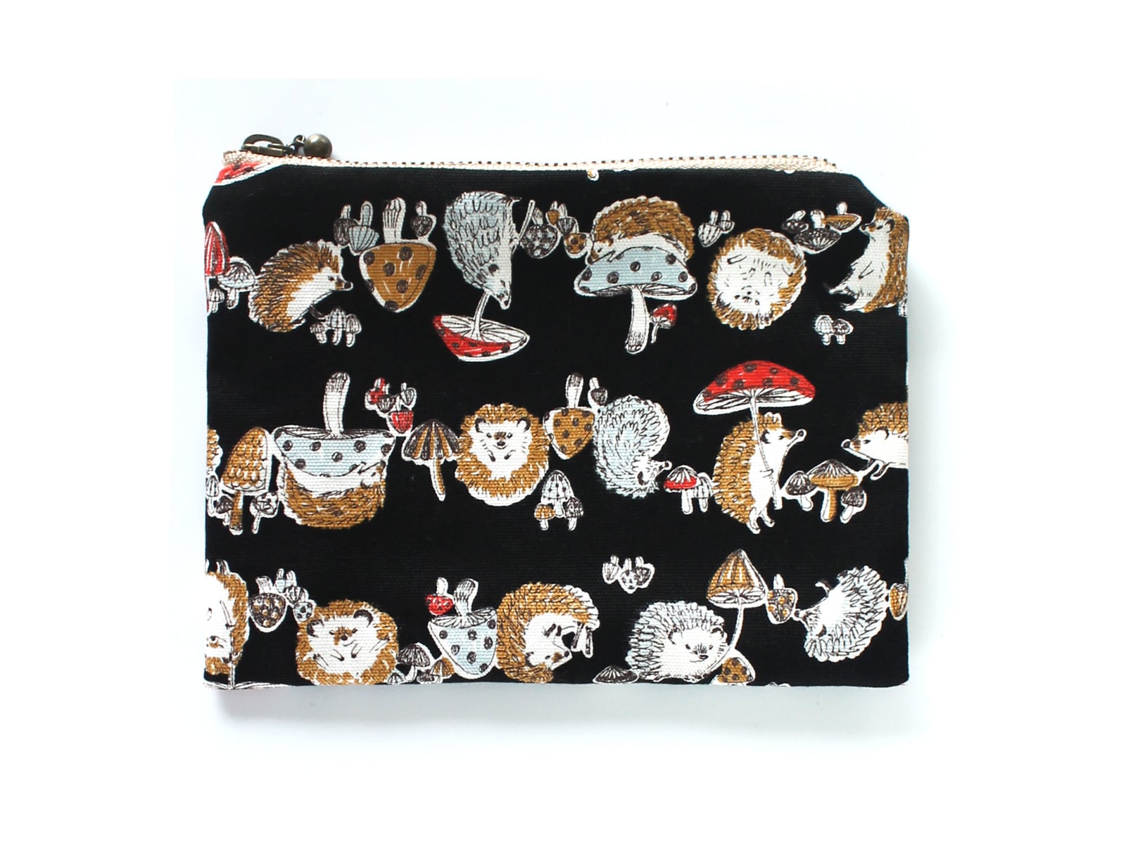 おでかけポーチ きのことハリネズミ 黒 / Small Porch | ハリネズミ