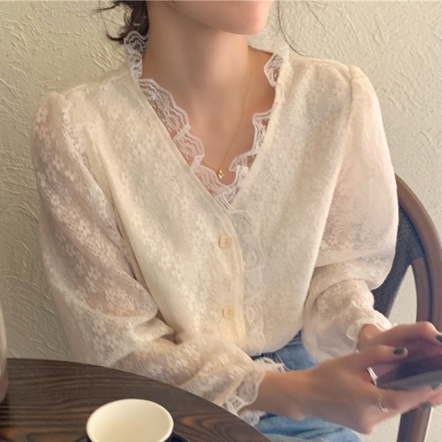 トップス シャツ ブラウス レディース 春 秋 きれいめ 長袖 Vネック 裾イン レース 前開き 透け感 ベージュ ワンサイズ ゆったり かわいい 大人可愛い シンプル カジュアル 大人 上品 おしゃれ リラックス フラワー コーデ 着回し 普段使い トレンド 10代 20代 30代 ラブリー キュート ガーリー ルーズ セクシー エレガント OL 通勤 学生 通学 デート お出かけ 女子会 お泊まり 休日 パーティー イベント 旅行 ガーデン レストラン ショッピング 映画館 誕生日 ママ 高校生