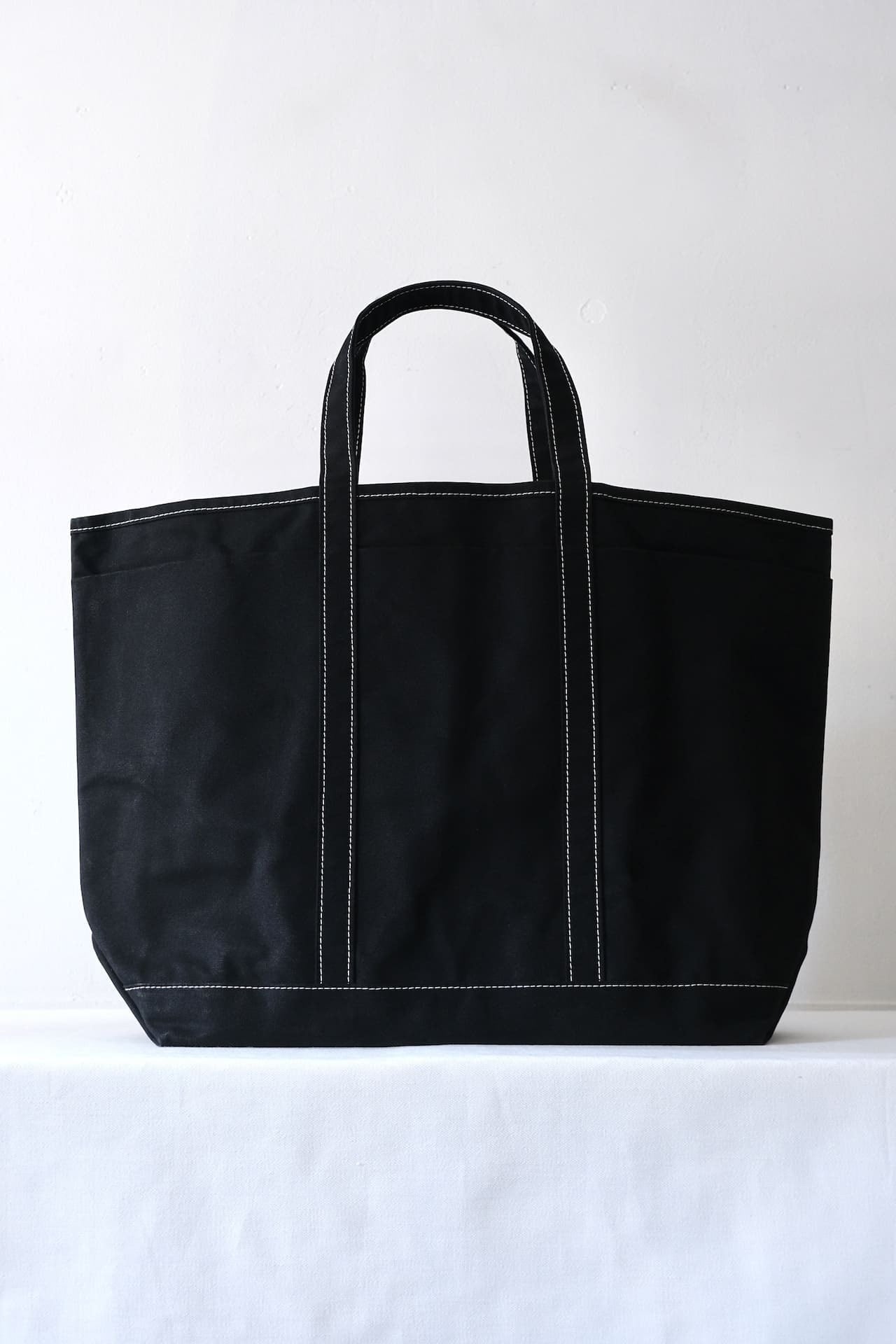 "Order Event" This is a(n) Base Field Tote XL Black/Black,White/Black,Forest Green/White,White/Forest Green/White