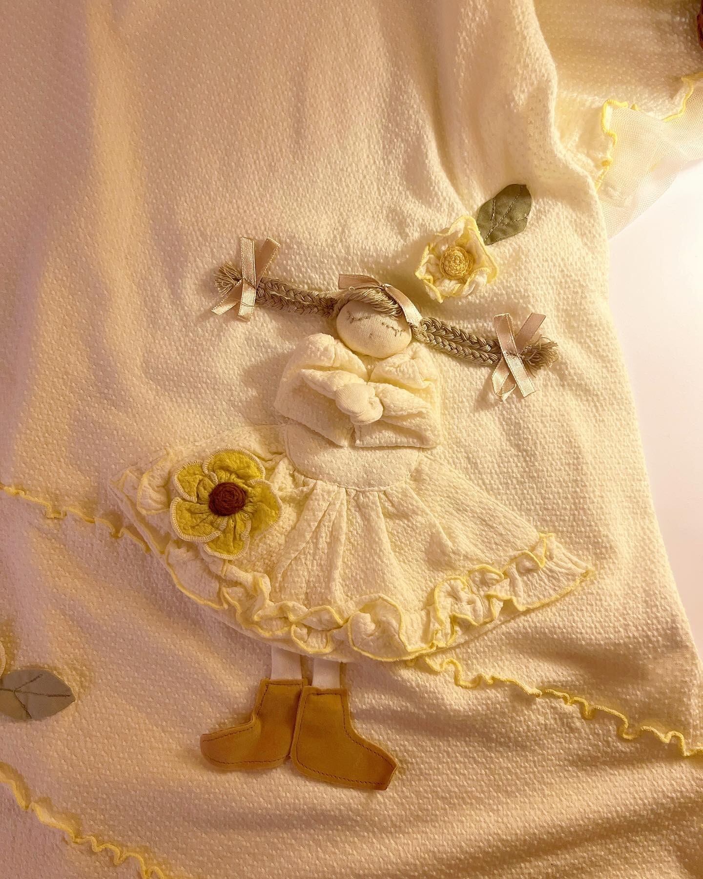 doll & flower applique pull over