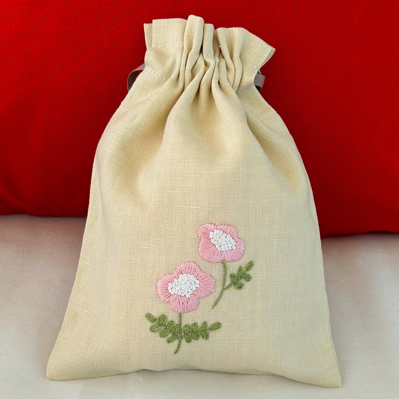 麻布に手刺繍のきんちゃくバッグ(木綿裏地付き）＜うすゴールド